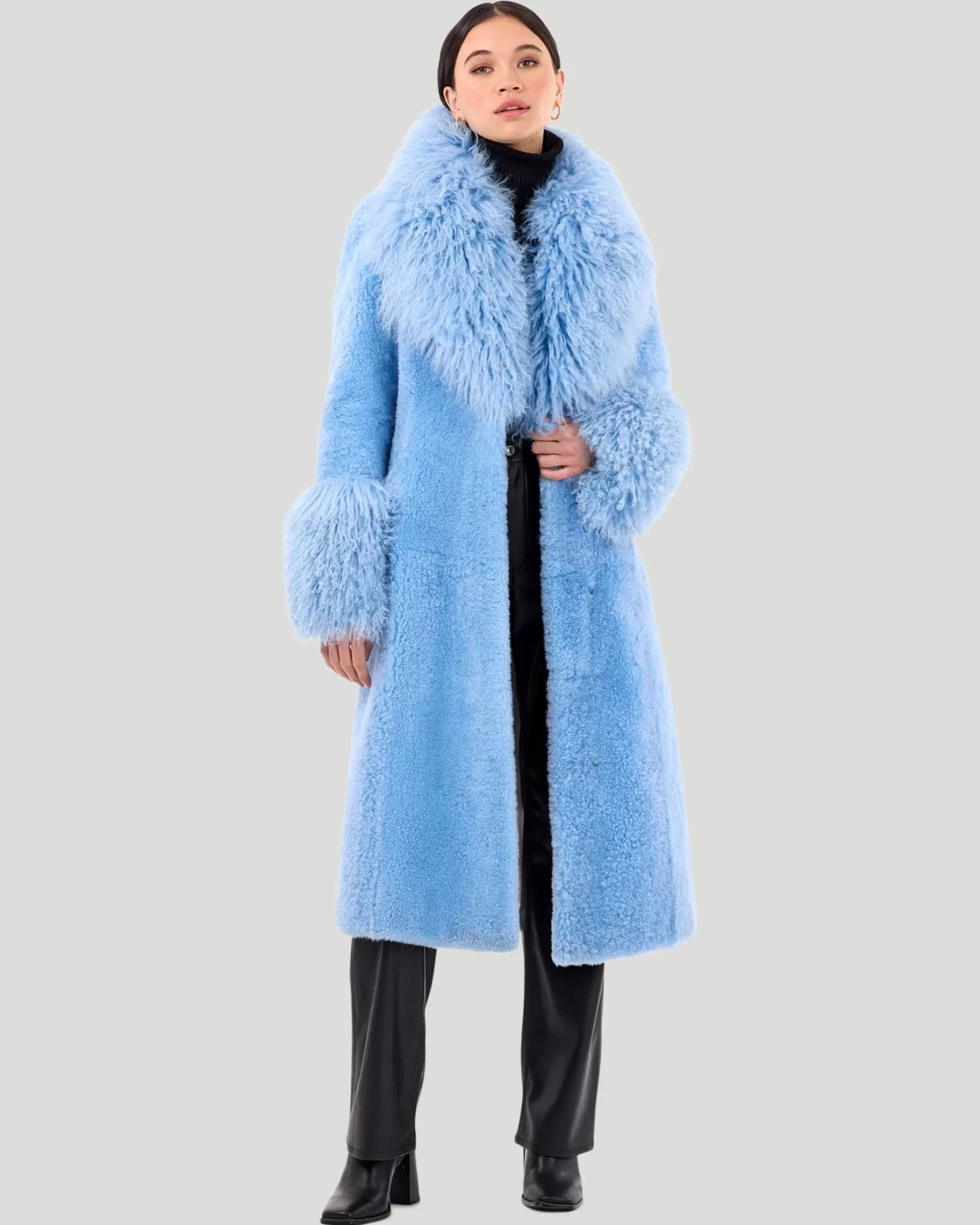 Manteau court GORSKI Montréal en cachemire d'exception - Col et poignets en laine de chèvre mongole sélectionnée à la main - Pièce capsule élégante pour garde-robe hivernale