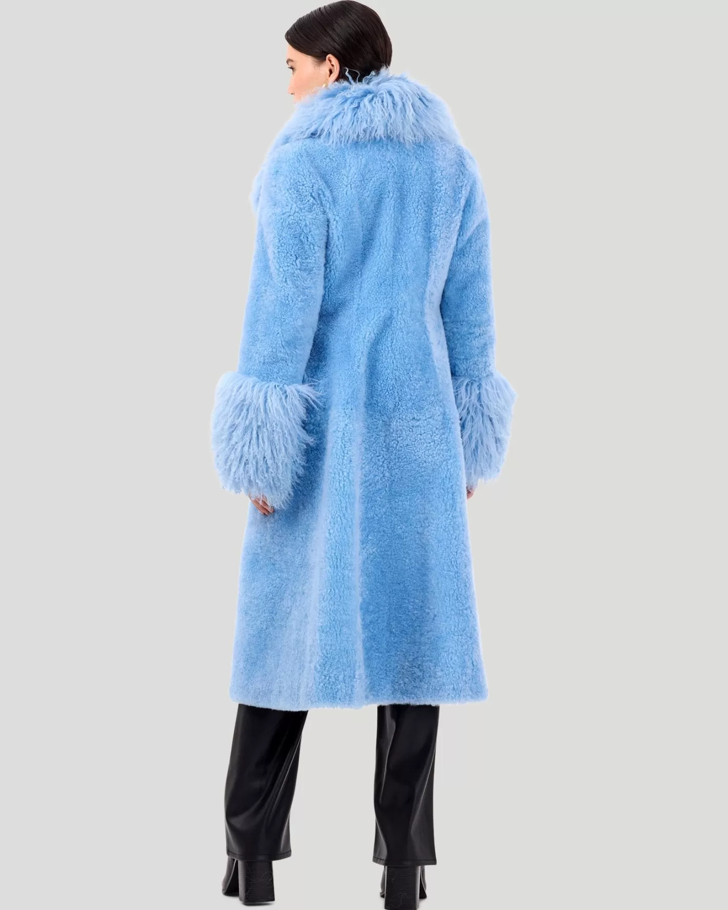 Manteau court GORSKI Montréal en cachemire d'exception - Col et poignets en laine de chèvre mongole sélectionnée à la main - Pièce capsule élégante pour garde-robe hivernale