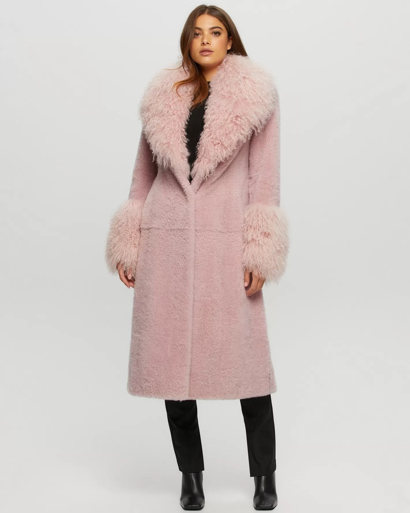 Manteau court GORSKI Montréal en cachemire d'exception - Col et poignets en laine de chèvre mongole sélectionnée à la main - Pièce capsule élégante pour garde-robe hivernale