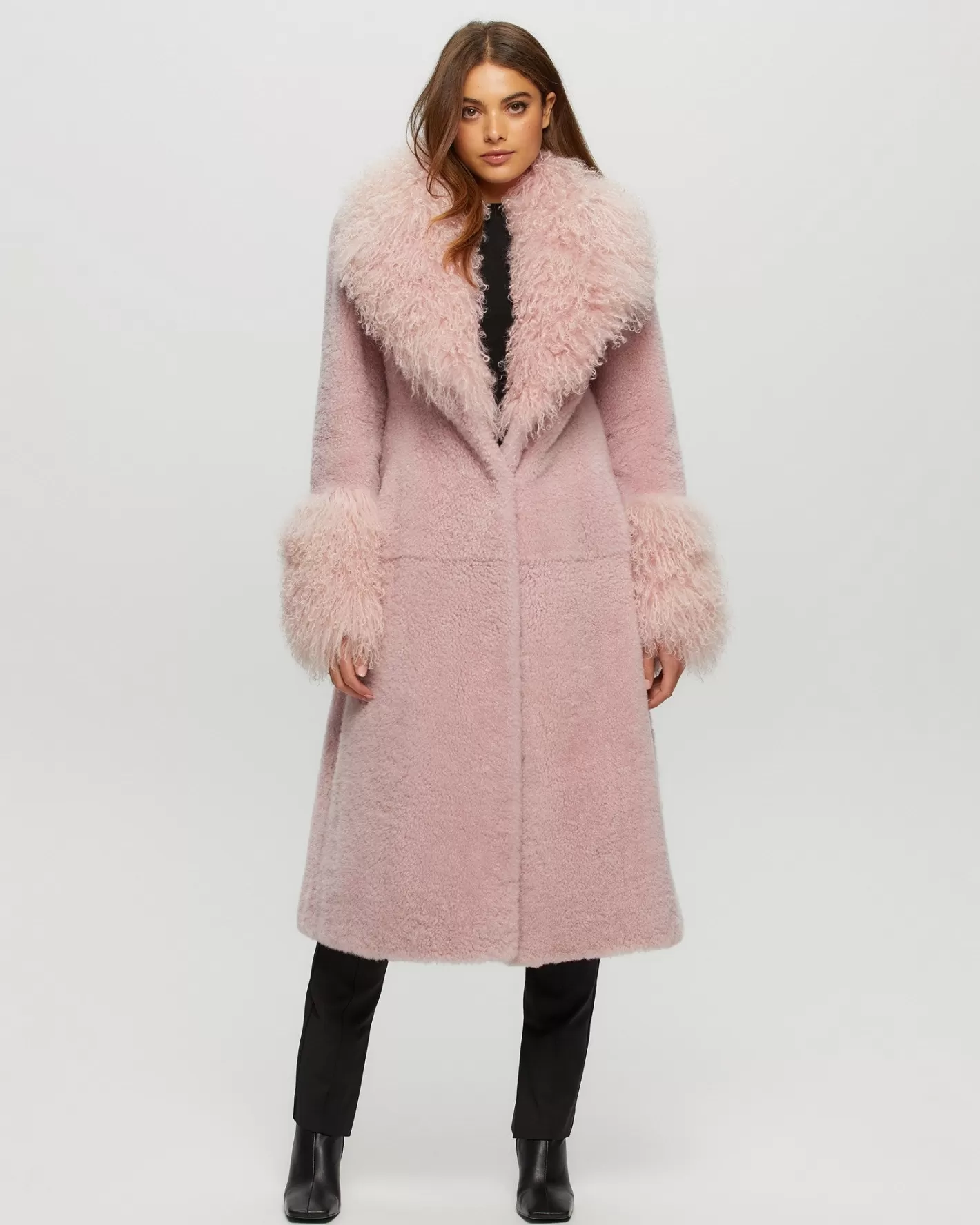 Manteau court GORSKI Montréal en cachemire d'exception - Col et poignets en laine de chèvre mongole sélectionnée à la main - Pièce capsule élégante pour garde-robe hivernale