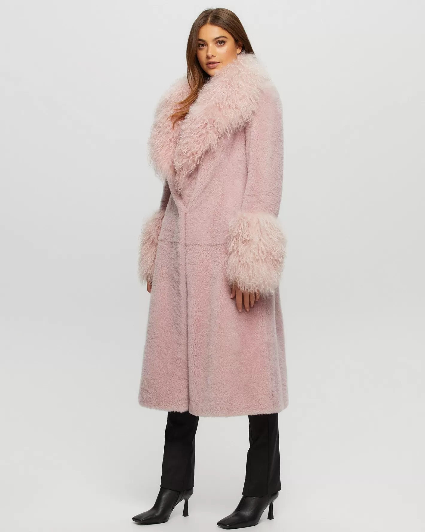 Manteau court GORSKI Montréal en cachemire d'exception - Col et poignets en laine de chèvre mongole sélectionnée à la main - Pièce capsule élégante pour garde-robe hivernale