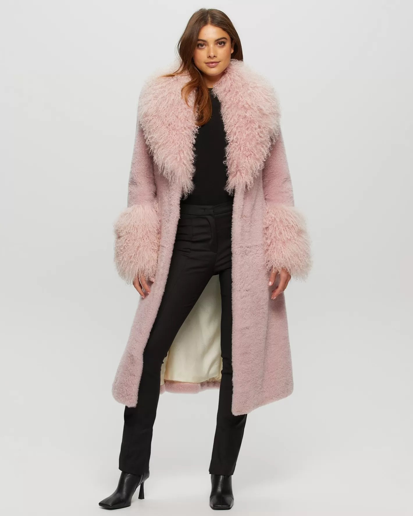 Manteau court GORSKI Montréal en cachemire d'exception - Col et poignets en laine de chèvre mongole sélectionnée à la main - Pièce capsule élégante pour garde-robe hivernale