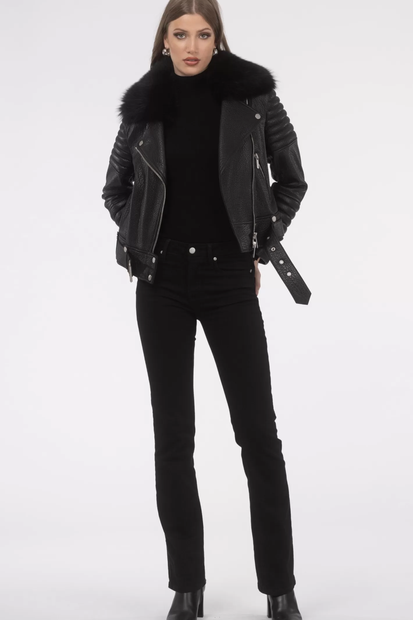 Veste moto féminine GORSKI Montréal en cuir d'agneau - Col détachable en shearling Toscana et fermeture éclair premium 

Style urbain intemporel avec des détails de maroquinerie raffinée, dotée d'une doublure amovible en agneau shearling pour un ajustement personnalisé. Modèle exclusif conçu pour les saisons fraîches.