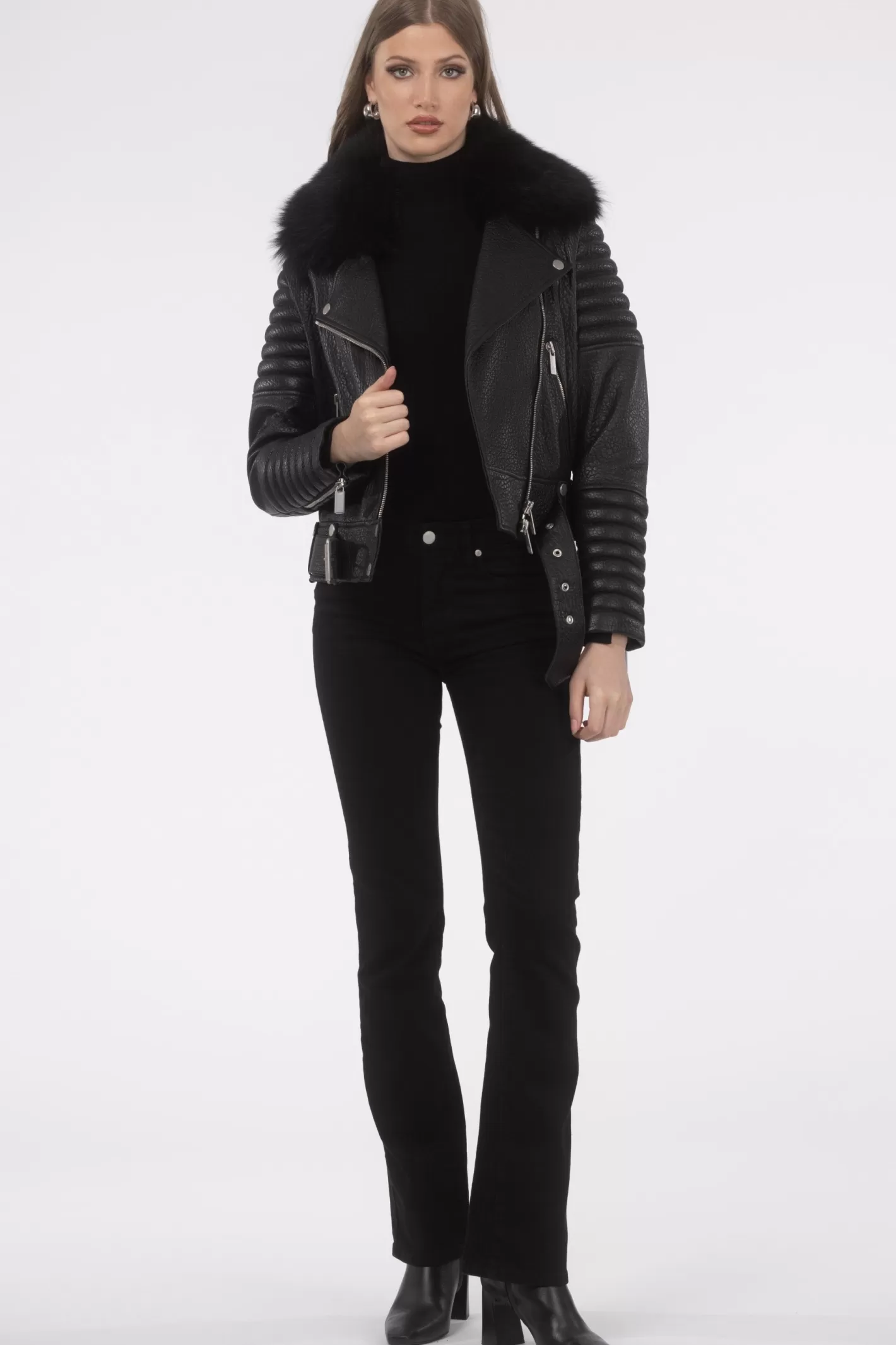 Veste moto féminine GORSKI Montréal en cuir d'agneau - Col détachable en shearling Toscana et fermeture éclair premium 

Style urbain intemporel avec des détails de maroquinerie raffinée, dotée d'une doublure amovible en agneau shearling pour un ajustement personnalisé. Modèle exclusif conçu pour les saisons fraîches.
