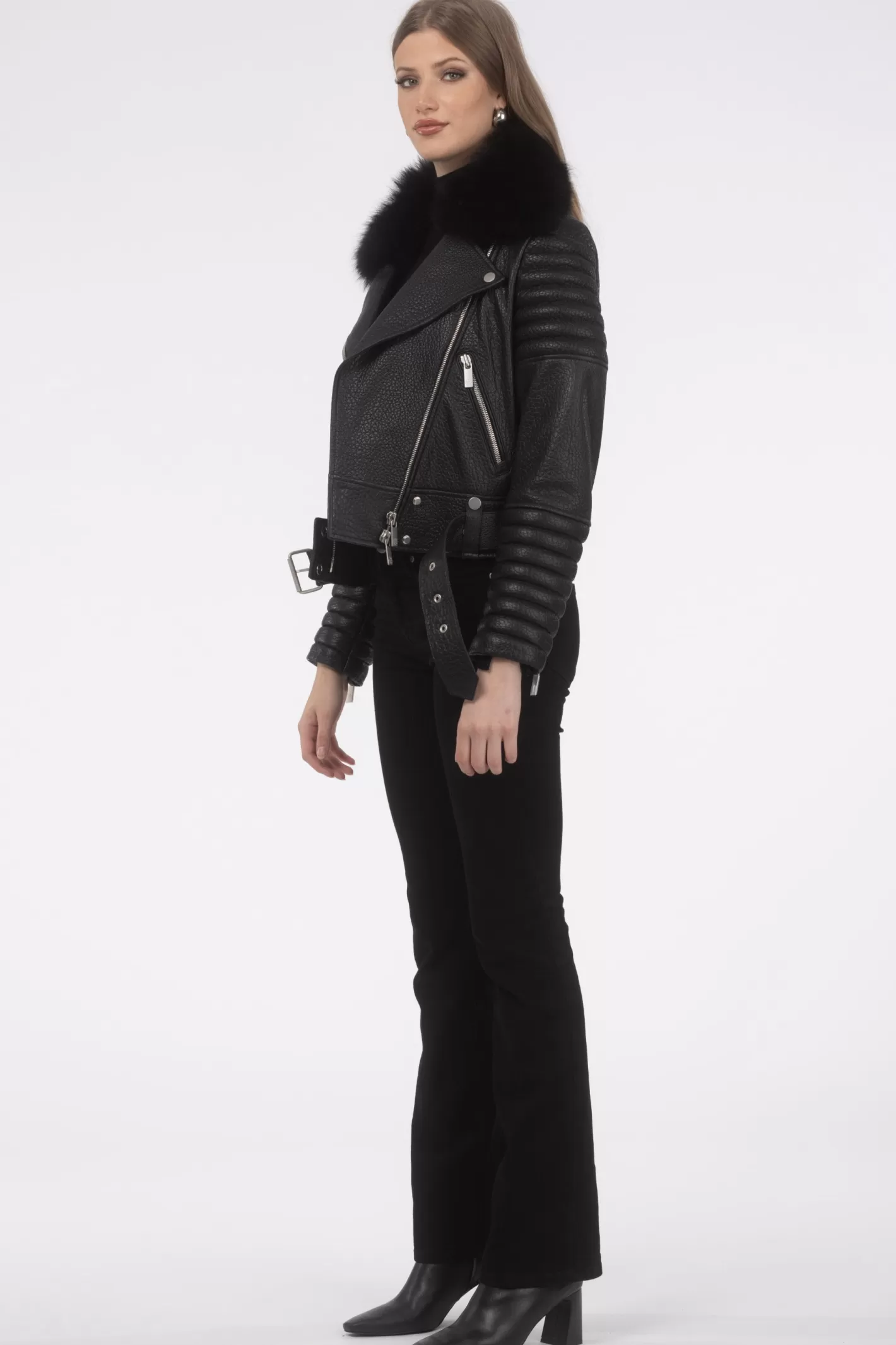 Veste moto féminine GORSKI Montréal en cuir d'agneau - Col détachable en shearling Toscana et fermeture éclair premium 

Style urbain intemporel avec des détails de maroquinerie raffinée, dotée d'une doublure amovible en agneau shearling pour un ajustement personnalisé. Modèle exclusif conçu pour les saisons fraîches.