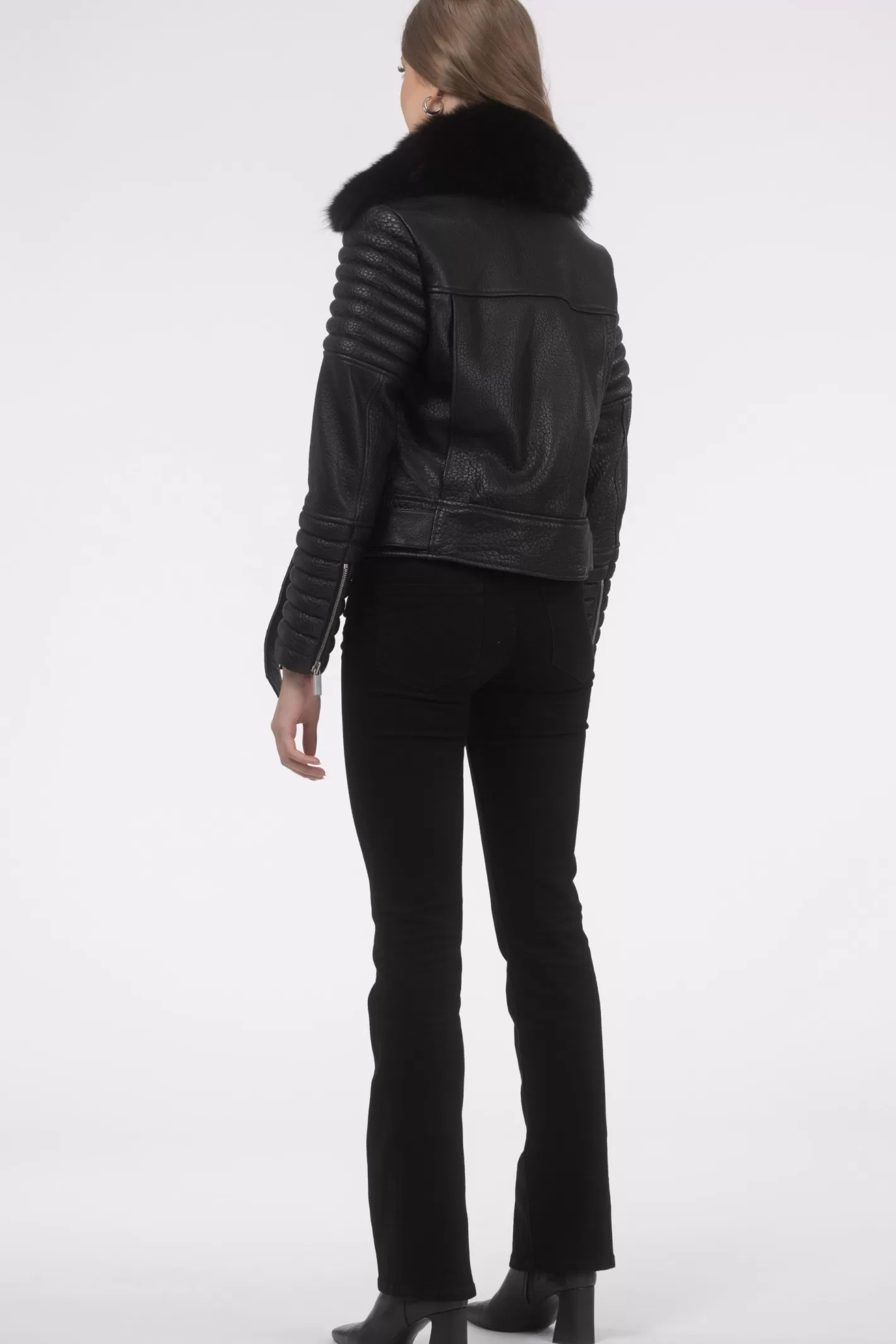 Veste moto féminine GORSKI Montréal en cuir d'agneau - Col détachable en shearling Toscana et fermeture éclair premium 

Style urbain intemporel avec des détails de maroquinerie raffinée, dotée d'une doublure amovible en agneau shearling pour un ajustement personnalisé. Modèle exclusif conçu pour les saisons fraîches.
