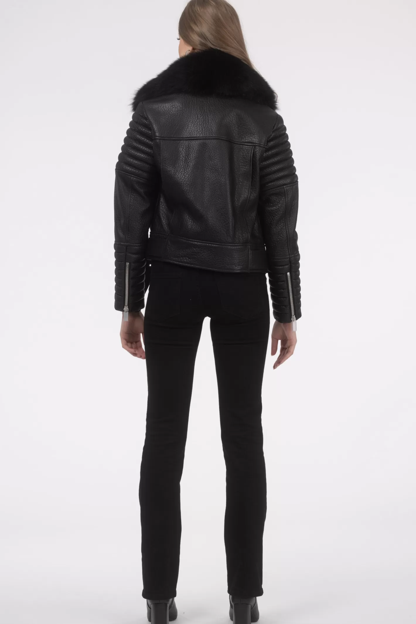 Veste moto féminine GORSKI Montréal en cuir d'agneau - Col détachable en shearling Toscana et fermeture éclair premium 

Style urbain intemporel avec des détails de maroquinerie raffinée, dotée d'une doublure amovible en agneau shearling pour un ajustement personnalisé. Modèle exclusif conçu pour les saisons fraîches.