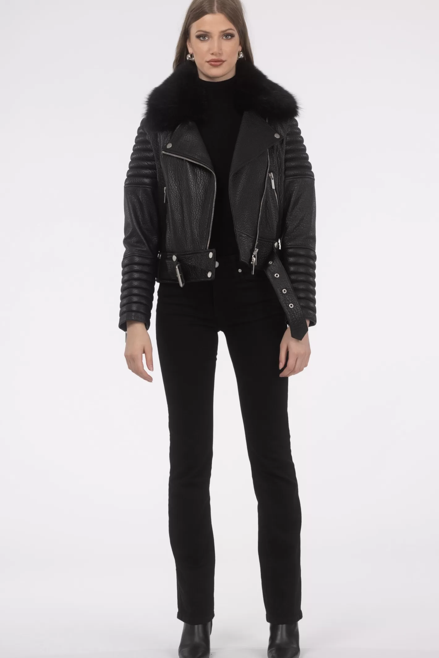 Veste moto féminine GORSKI Montréal en cuir d'agneau - Col détachable en shearling Toscana et fermeture éclair premium 

Style urbain intemporel avec des détails de maroquinerie raffinée, dotée d'une doublure amovible en agneau shearling pour un ajustement personnalisé. Modèle exclusif conçu pour les saisons fraîches.