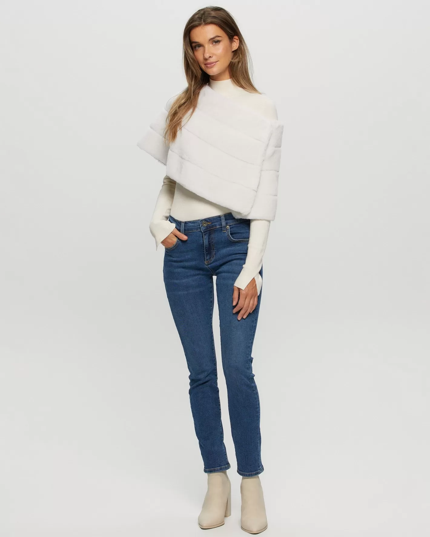 Cape en Agneau Shearling Élégance Hivernale – Collection Montréal Exclusive par GORSKI