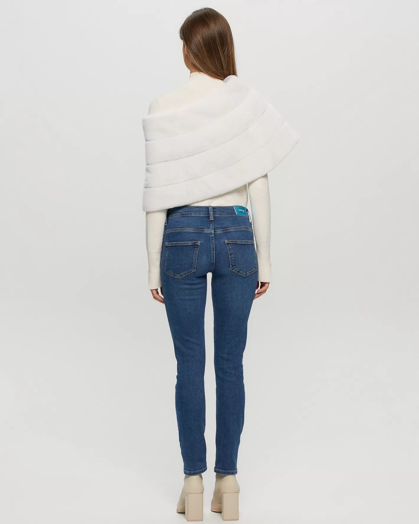 Cape en Agneau Shearling Élégance Hivernale – Collection Montréal Exclusive par GORSKI