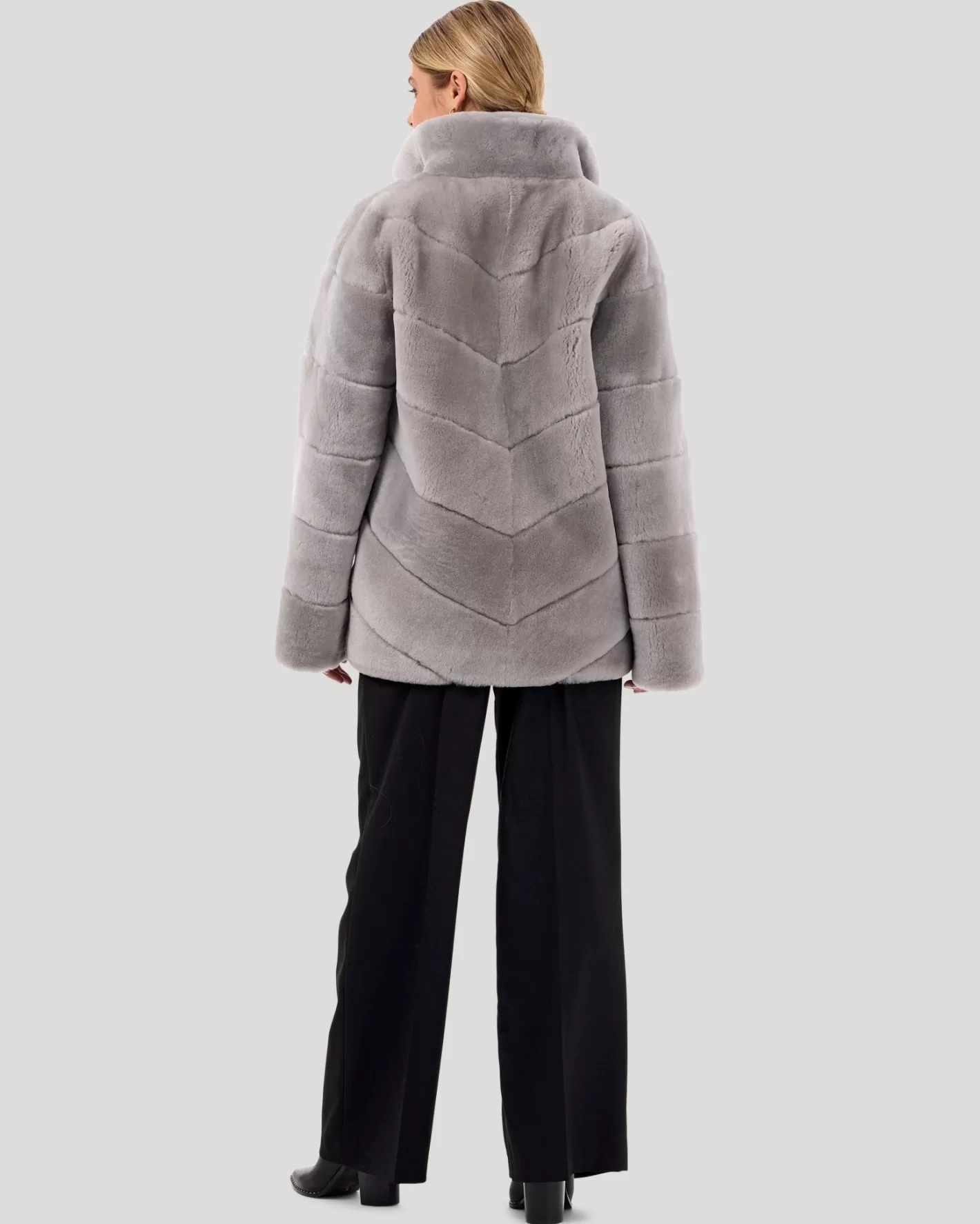 Veste d'hiver élégante en agneau shearling - Collection Exclusive GORSKI Montréal avec motif chevron et découpe ajustée pour femme