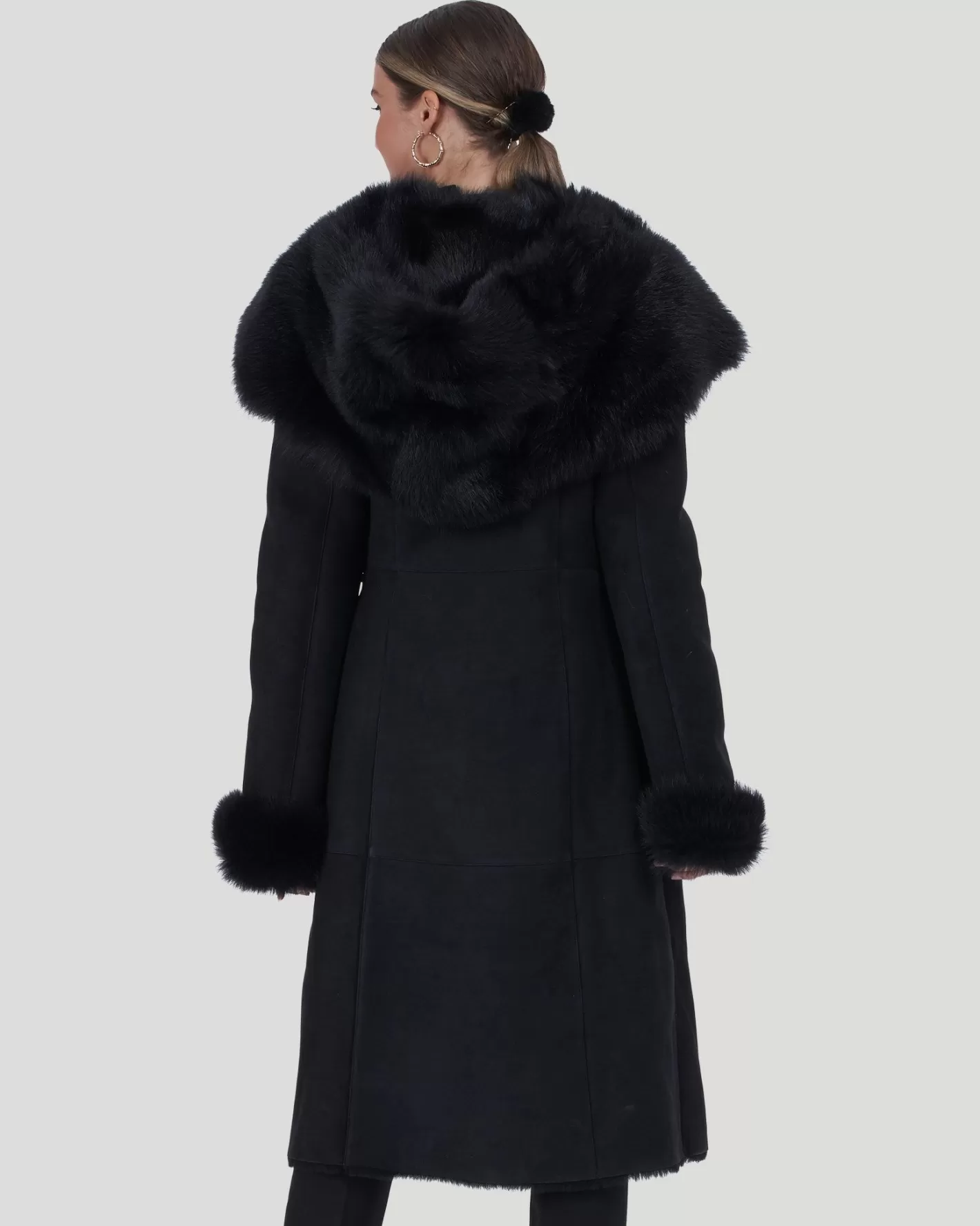 Doudoune courte capitonnée GORSKI Montréal - Capuche ourlée en agneau shearling toscane pour femme 

（，