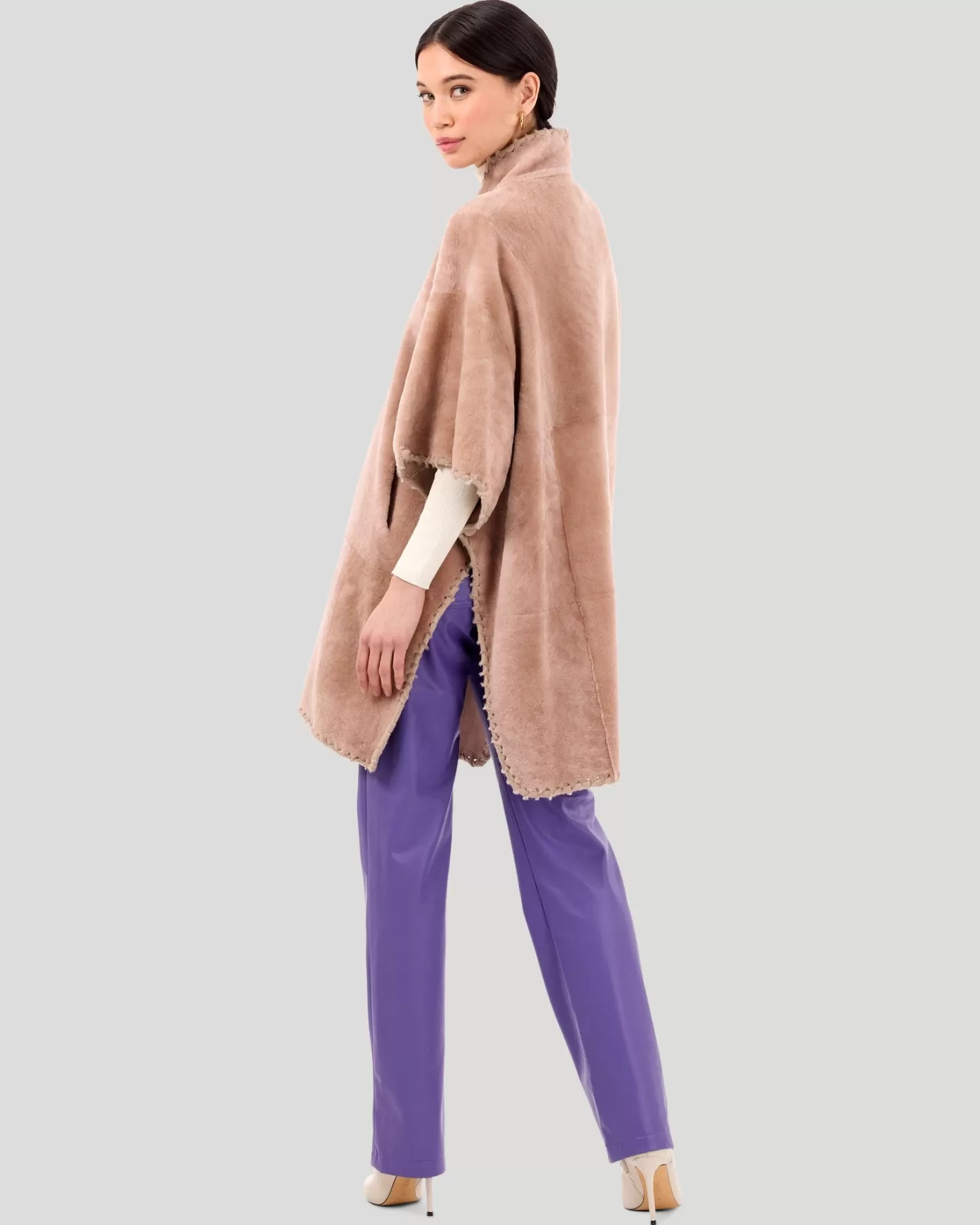 GORSKI Montréal – Poncho Femme en Agneau Shearling avec Broderies Cachemire Élégantes | Collection Exclusive