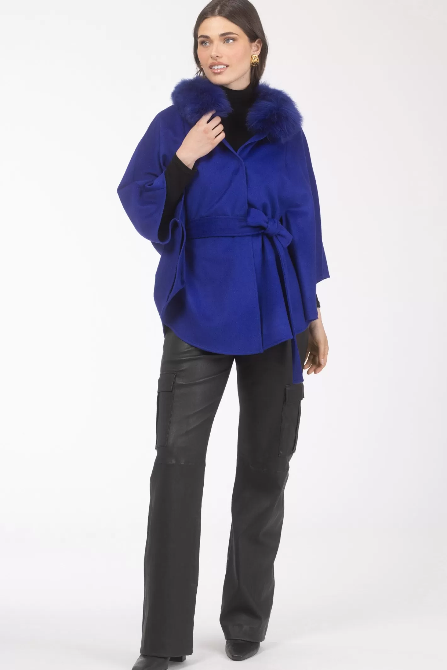Cape élégante en laine pour femme - Ceinture ajustable et col en agneau douillet par GORSKI Montréal