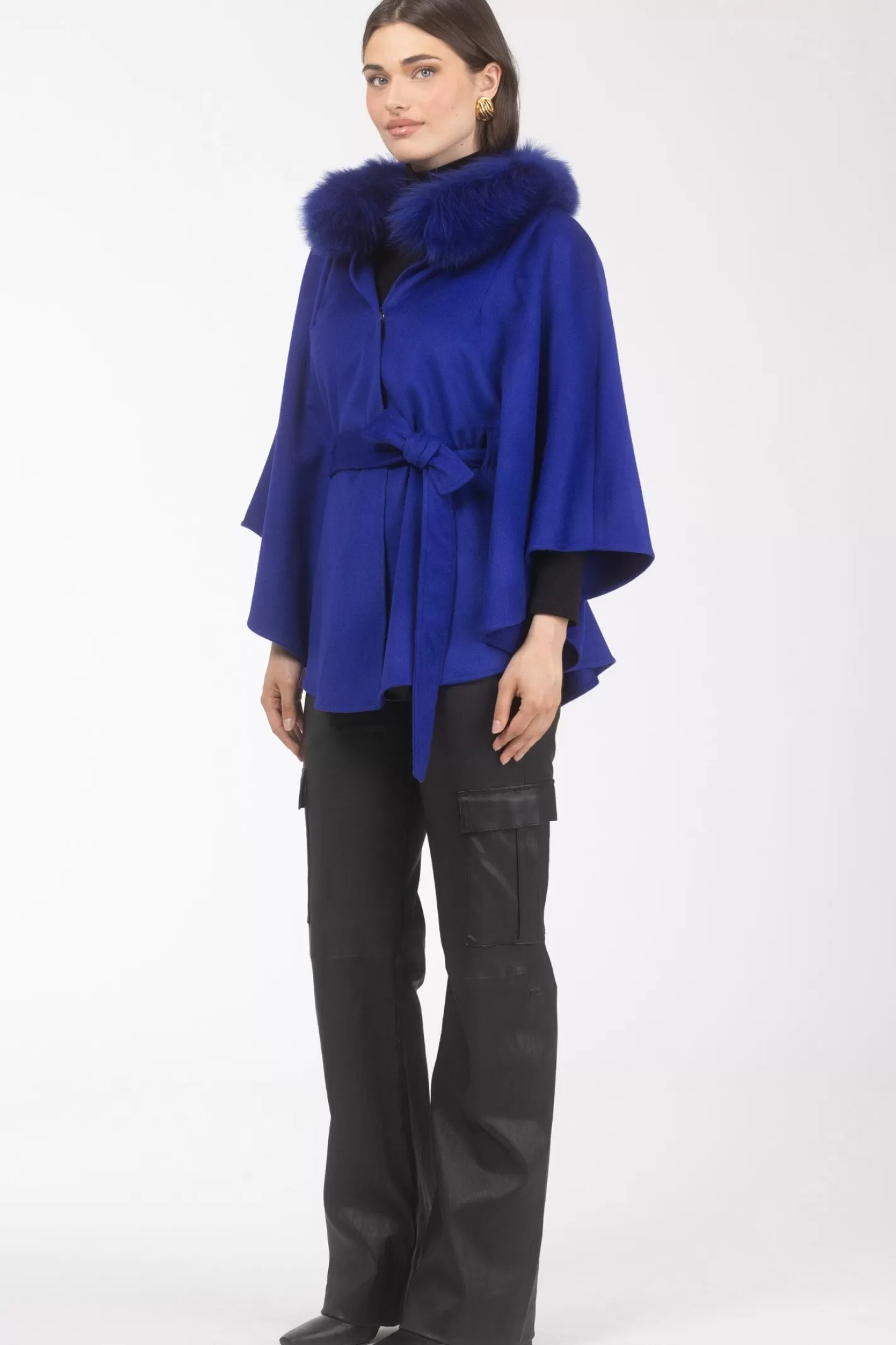 Cape élégante en laine pour femme - Ceinture ajustable et col en agneau douillet par GORSKI Montréal