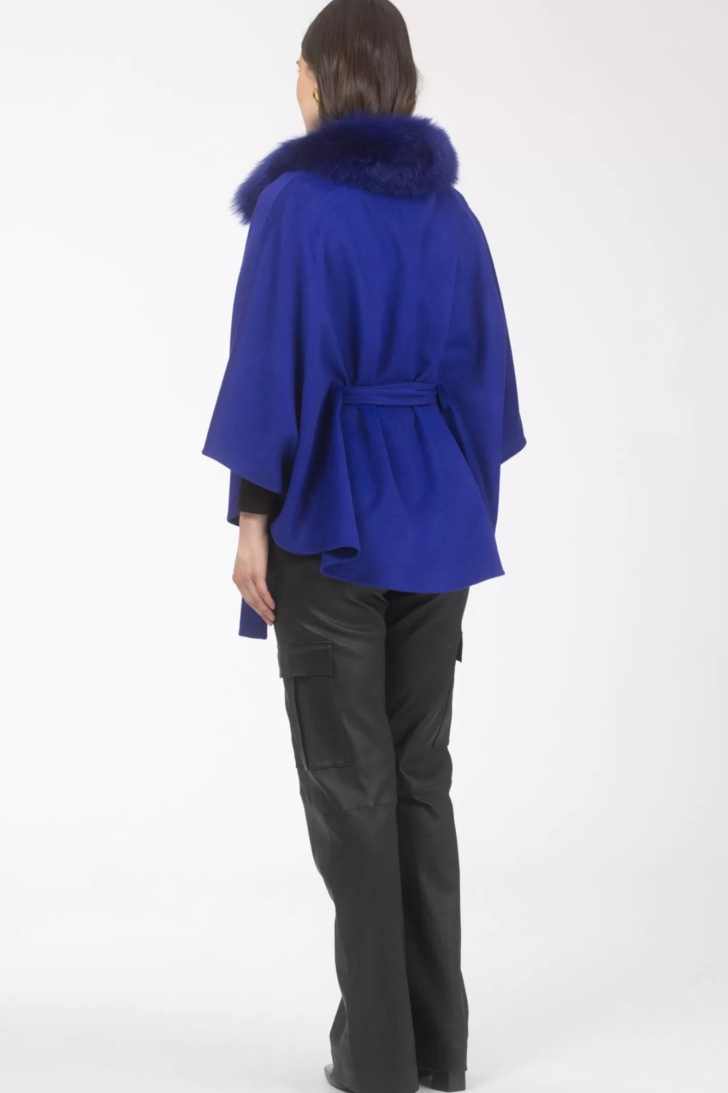 Cape élégante en laine pour femme - Ceinture ajustable et col en agneau douillet par GORSKI Montréal