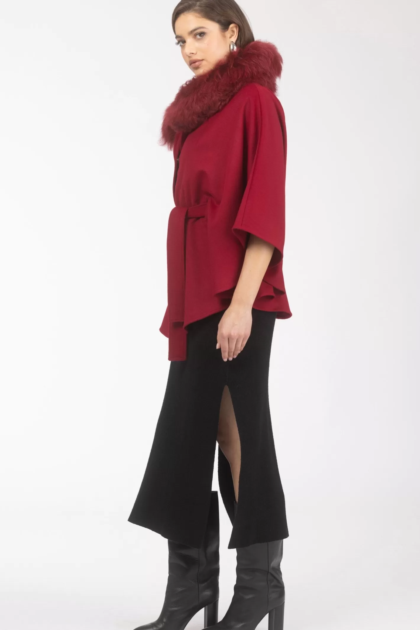 Cape élégante en laine pour femme - Ceinture ajustable et col en agneau douillet par GORSKI Montréal