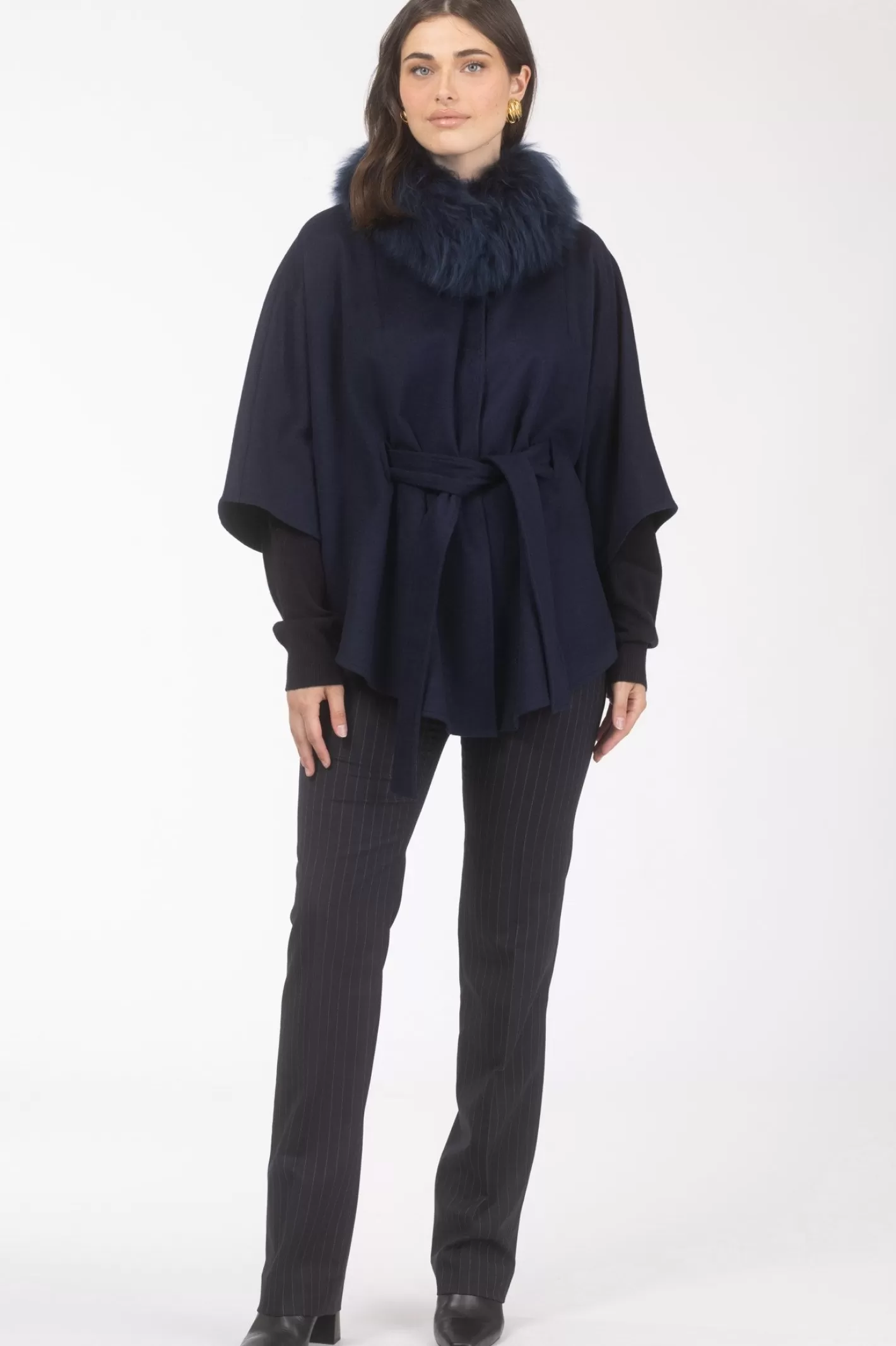 Cape élégante en laine pour femme - Ceinture ajustable et col en agneau douillet par GORSKI Montréal