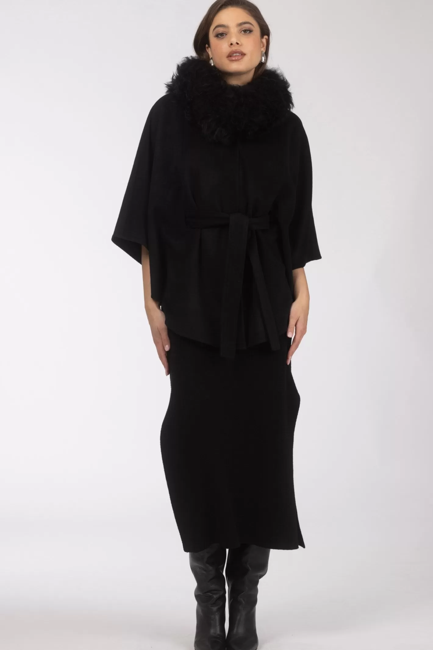 Cape élégante en laine pour femme - Ceinture ajustable et col en agneau douillet par GORSKI Montréal