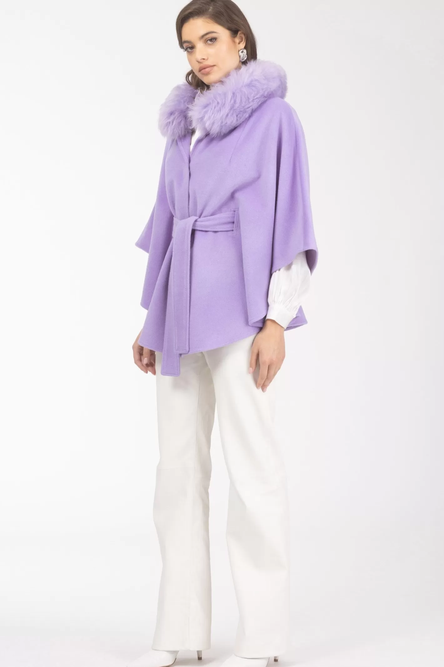 Cape élégante en laine pour femme - Ceinture ajustable et col en agneau douillet par GORSKI Montréal