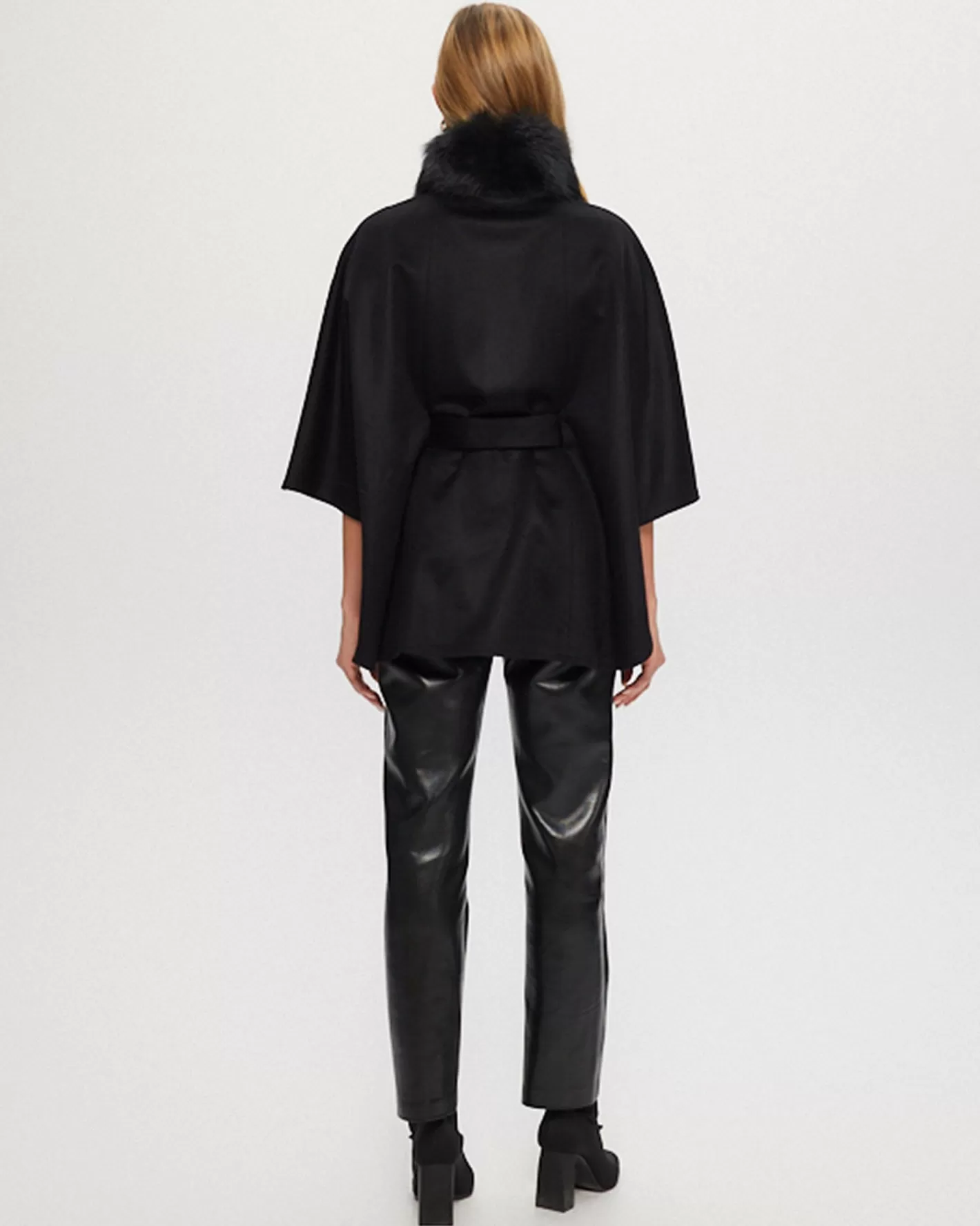 Cape féminine en laine naturelle – Ceinture ajustable et col en agneau toscan – Style Montréal par GORSKI