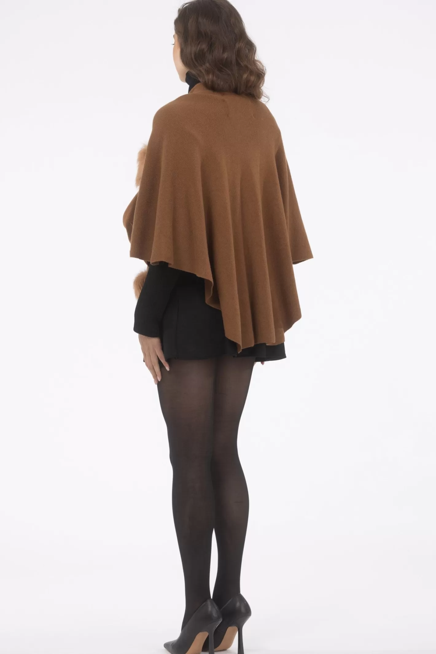 Cape féminine hiver en laine premium avec garniture pompons en agneau – Création exclusive GORSKI Montréal