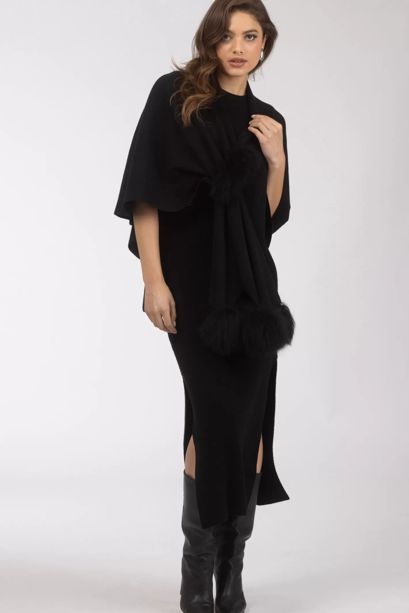 Cape féminine hiver en laine premium avec garniture pompons en agneau – Création exclusive GORSKI Montréal