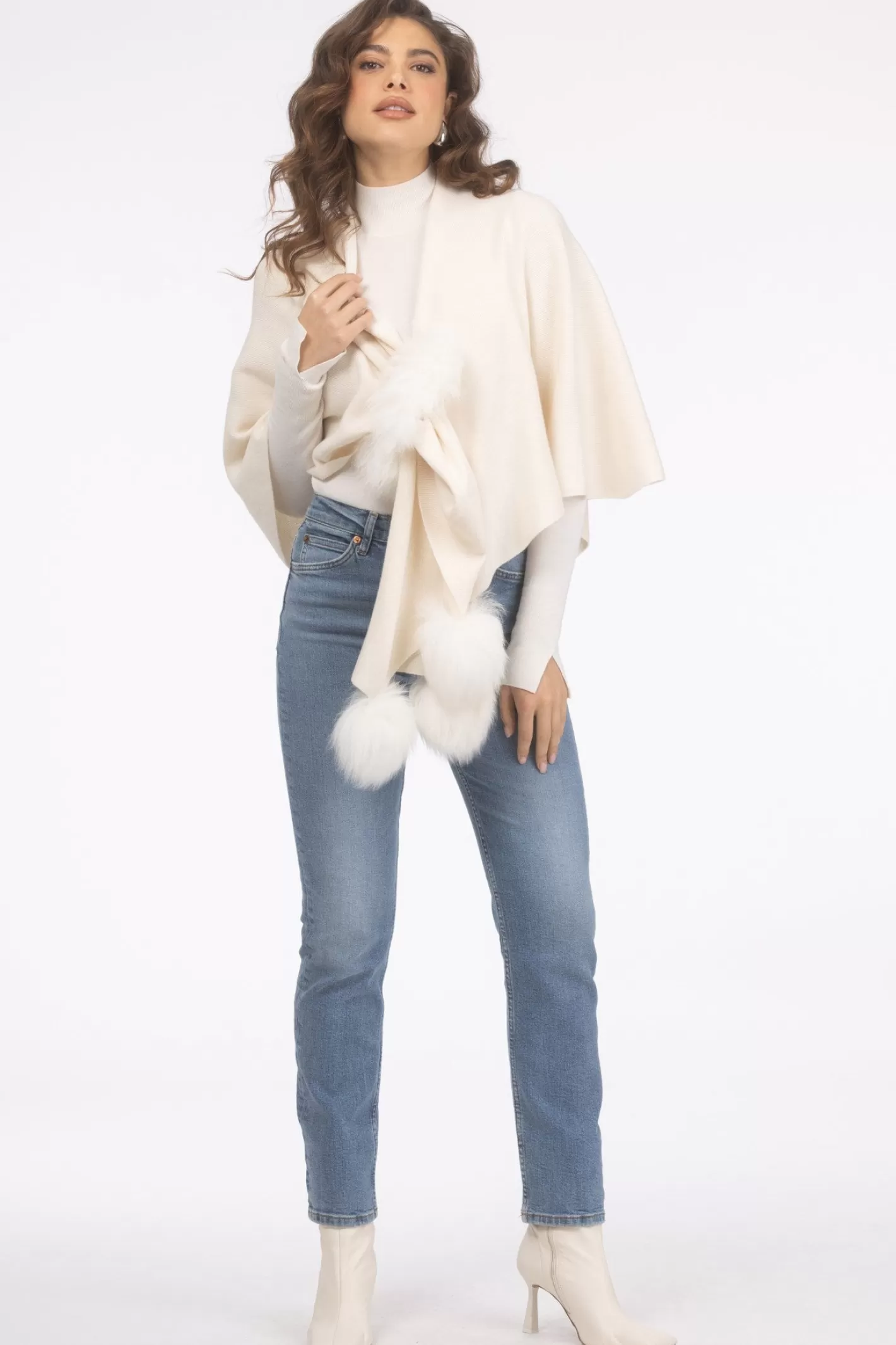 Cape féminine hiver en laine premium avec garniture pompons en agneau – Création exclusive GORSKI Montréal