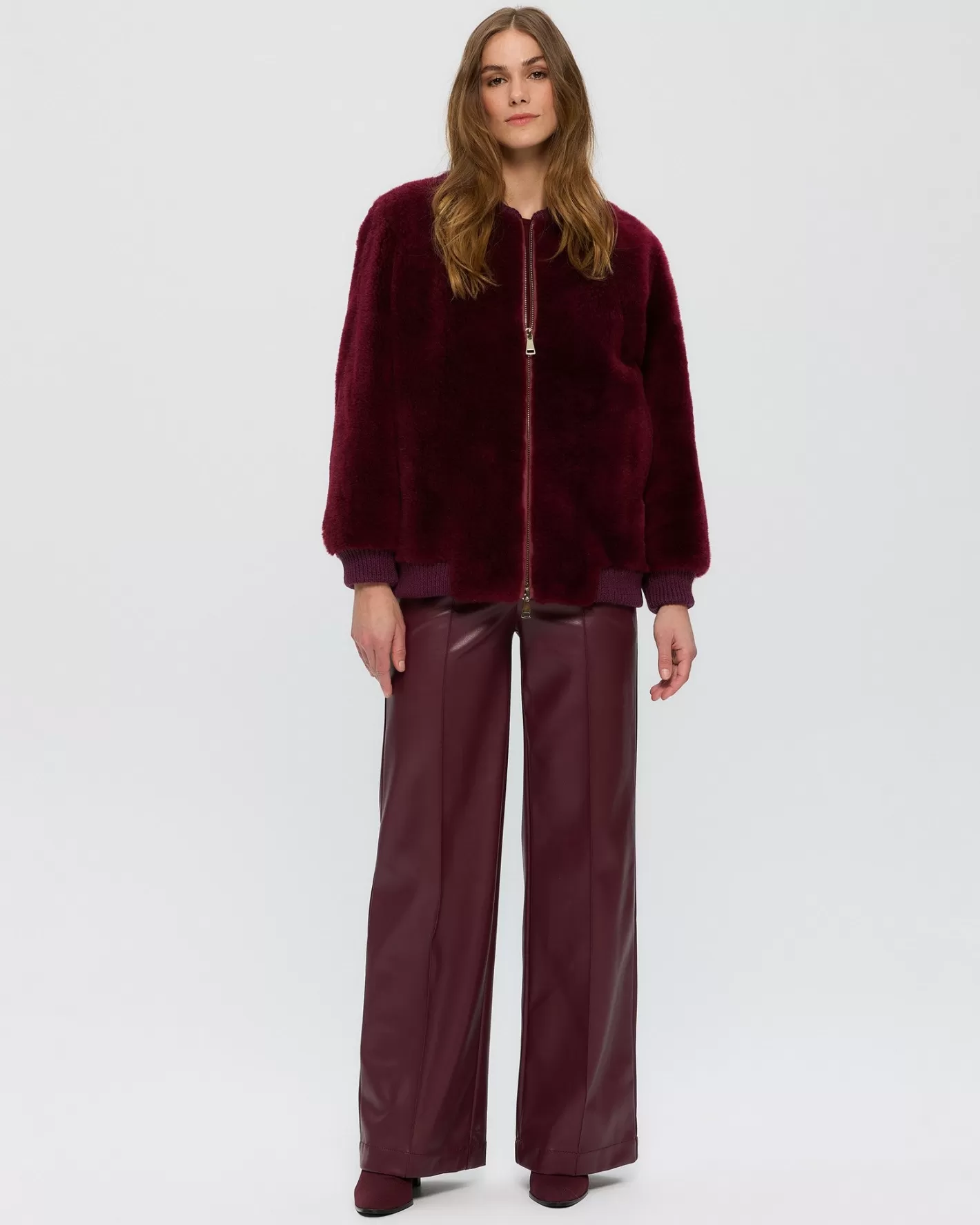 Veste bomber féminine GORSKI en cachemire tondu et cuir de chèvre - Style urbain Montréal  

Blouson court luxe pour femme - Cachemire brossé GORSKI - Inspiration montréalaise  

Veste d'aviateur mixte en fibre caprine premium - Collection signature GORSKI Québec  

Parka légère pour elle - Assemblage unique cachemire/chèvre - Édition spéciale Montréal  

Blouson motard féminin GORSKI - Doublure en cachemire recyclé - Confort nordique ajusté