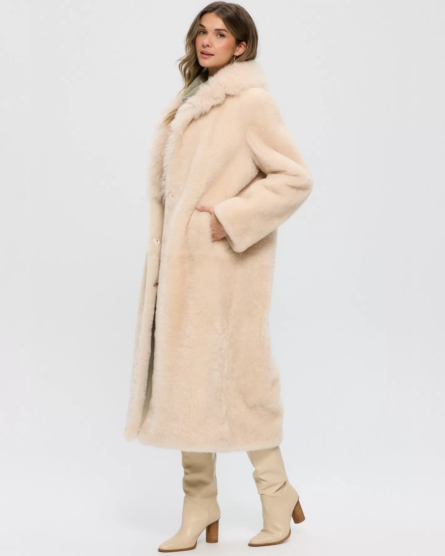 Manteau Femme GORSKI Montréal en Cachemire de Chèvre Écrêté – Col Doublé Matière Premium