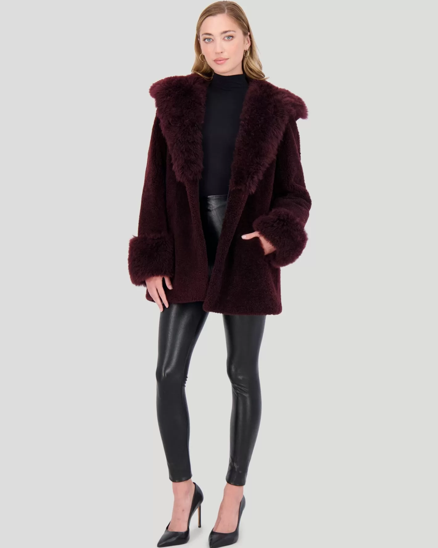 Parka Montréal élégante pour femme par GORSKI - Doudoune en cachemire de chèvre tondu avec capuche et poignets raffinés garnis de fourrure premium