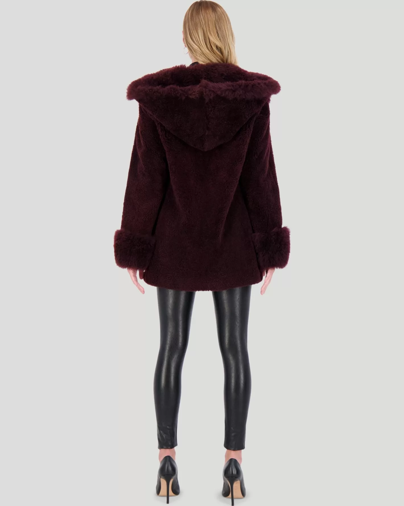 Parka Montréal élégante pour femme par GORSKI - Doudoune en cachemire de chèvre tondu avec capuche et poignets raffinés garnis de fourrure premium