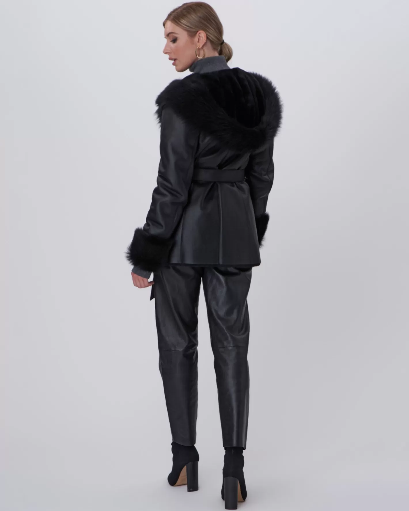 Veste parka femme GORSKI Montréal – Doudoune capuche en agneau shearling avec bordures style Toscane, poignets ajustables et ceinture incluse