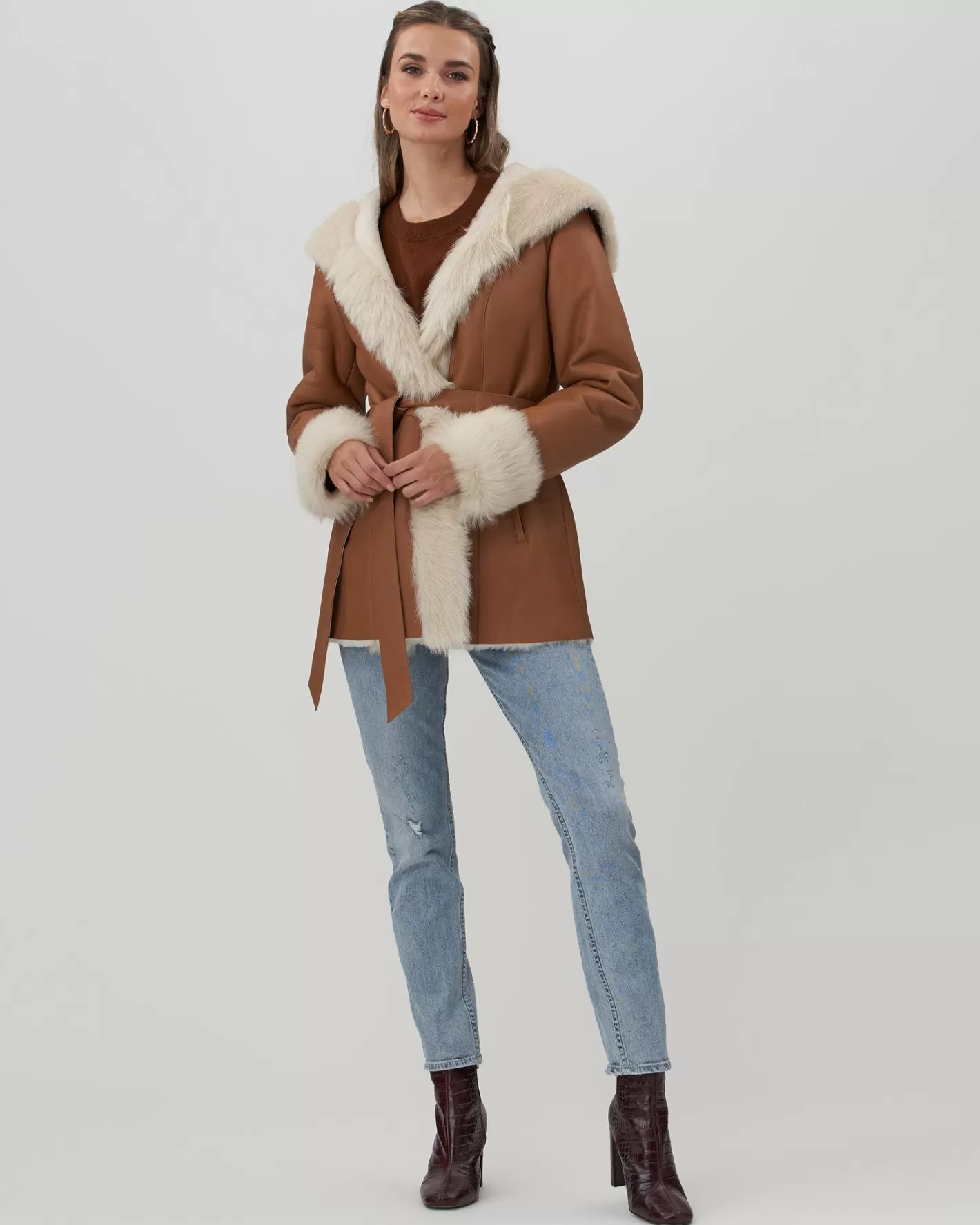 Veste parka femme GORSKI Montréal – Doudoune capuche en agneau shearling avec bordures style Toscane, poignets ajustables et ceinture incluse
