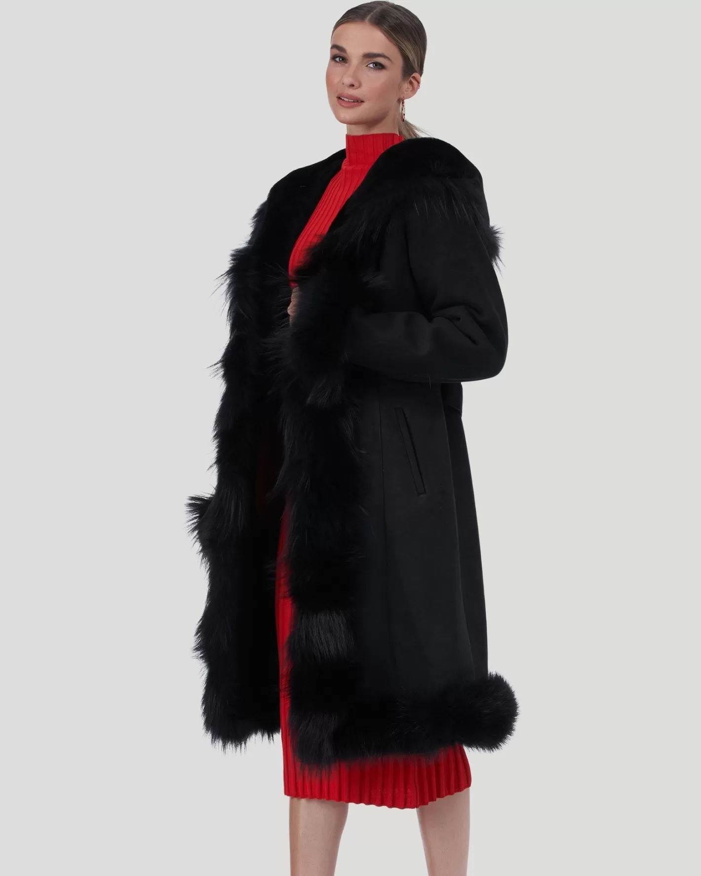 Manteau court femme en agneau shearling GORSKI Montréal - Col smoking, capuche et ourlets contrastés en agneau toscan  

[Note: J'ai restructuré la formulation pour une lecture plus naturelle en français courant, tout en conservant les éléments clés (marque, matière, détails techniques). J'ai ajouté une ponctuation typographique adaptée et remplacé les répétitions par des termes plus élégants comme 