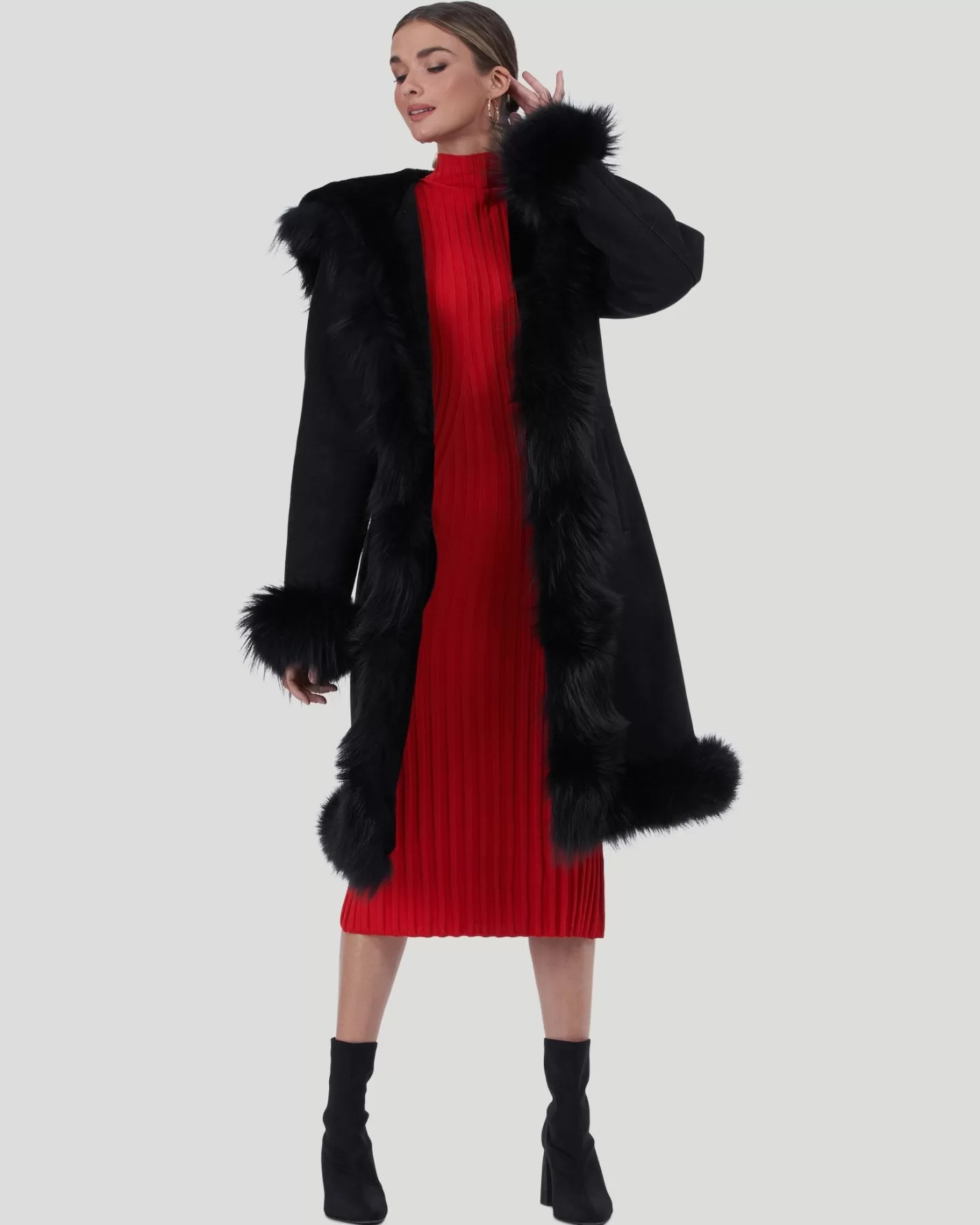 Manteau court femme en agneau shearling GORSKI Montréal - Col smoking, capuche et ourlets contrastés en agneau toscan  

[Note: J'ai restructuré la formulation pour une lecture plus naturelle en français courant, tout en conservant les éléments clés (marque, matière, détails techniques). J'ai ajouté une ponctuation typographique adaptée et remplacé les répétitions par des termes plus élégants comme 