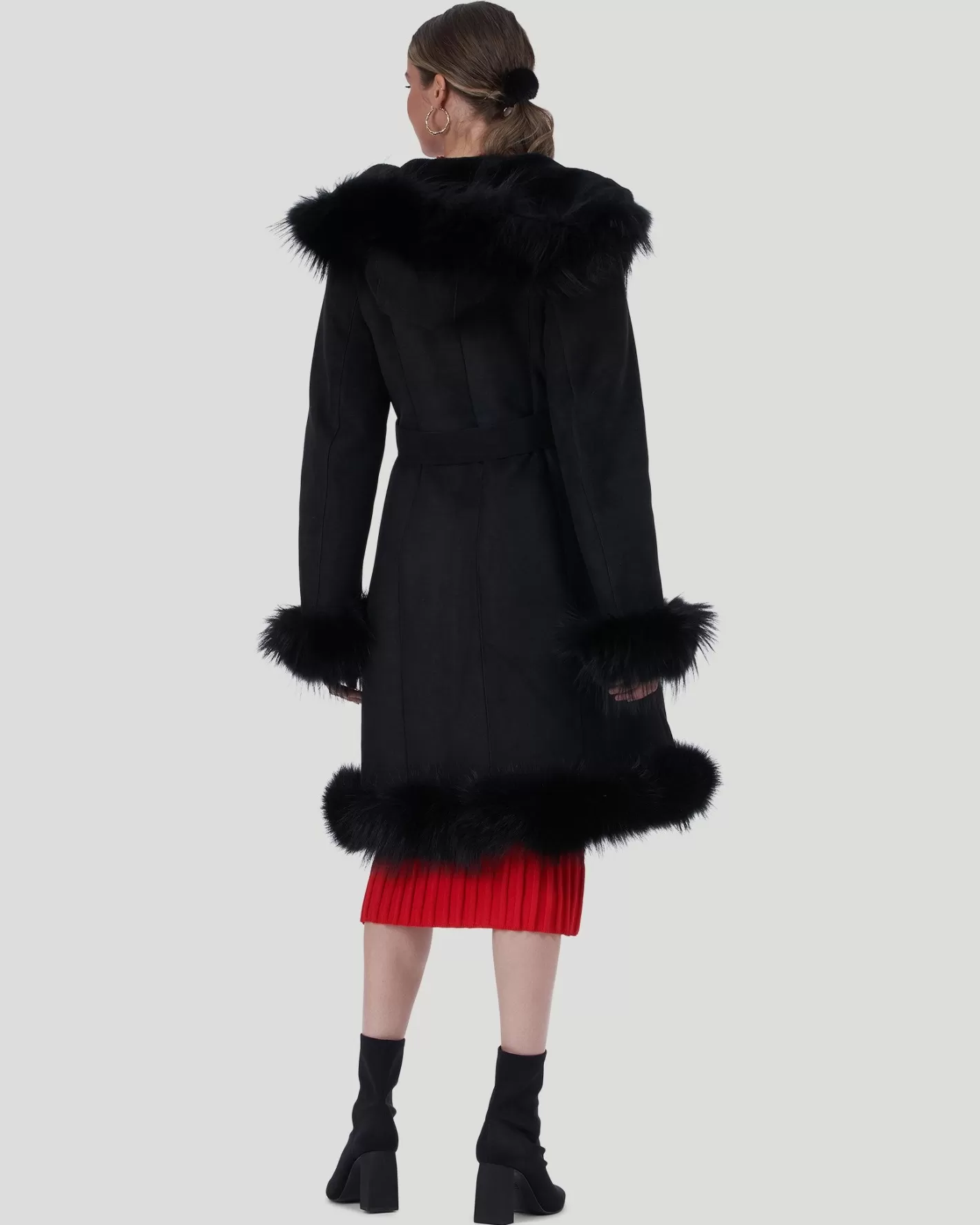 Manteau court femme en agneau shearling GORSKI Montréal - Col smoking, capuche et ourlets contrastés en agneau toscan  

[Note: J'ai restructuré la formulation pour une lecture plus naturelle en français courant, tout en conservant les éléments clés (marque, matière, détails techniques). J'ai ajouté une ponctuation typographique adaptée et remplacé les répétitions par des termes plus élégants comme 