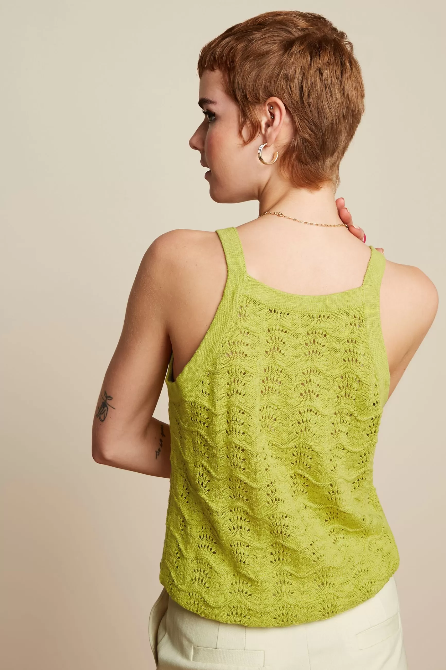Décolleté Sofie à Volutes Élégantes - Blouse Femme Printanière par King Louie | Mode Confortable & Tendance Printemps 2024