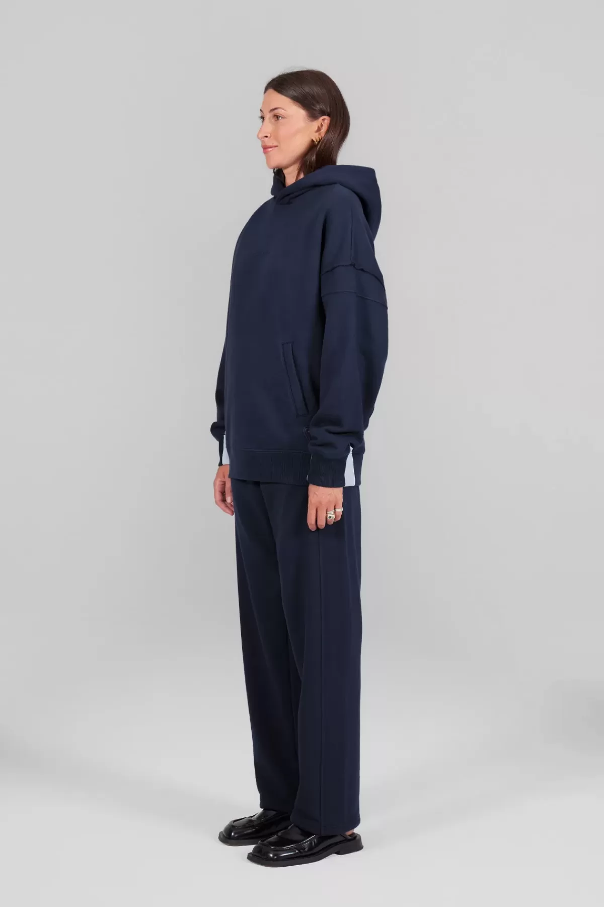 Sweat-shirt mixte dégradé de couleurs Austen & Gertrude - Confort urbain avec capuche ajustable | Collection Exclusivité 

Style casual intemporel – Modèle mixte coupe standard – Détails contrastés avant/arrière – Édition limitée automne-hiver