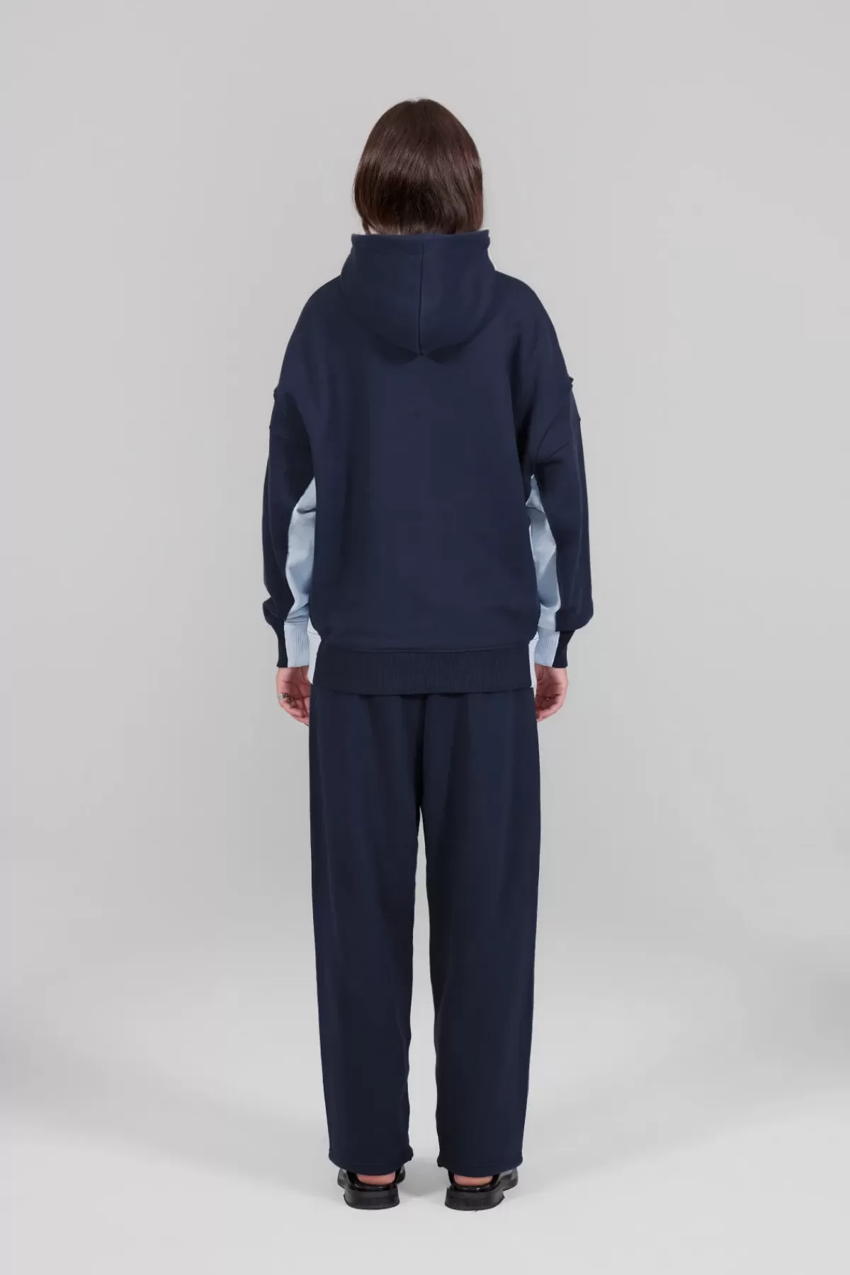 Sweat-shirt mixte dégradé de couleurs Austen & Gertrude - Confort urbain avec capuche ajustable | Collection Exclusivité 

Style casual intemporel – Modèle mixte coupe standard – Détails contrastés avant/arrière – Édition limitée automne-hiver