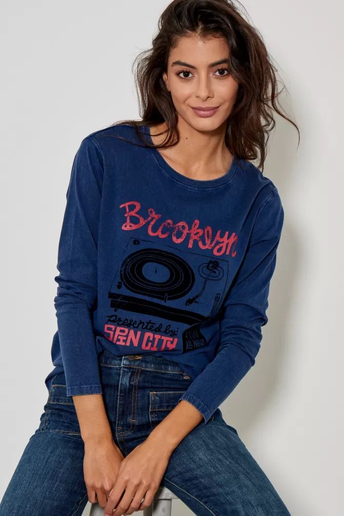 Découvrez le T-shirt Brooklyn Five Jeans - Coupe moderne en coton respirant avec détails urbains brodés