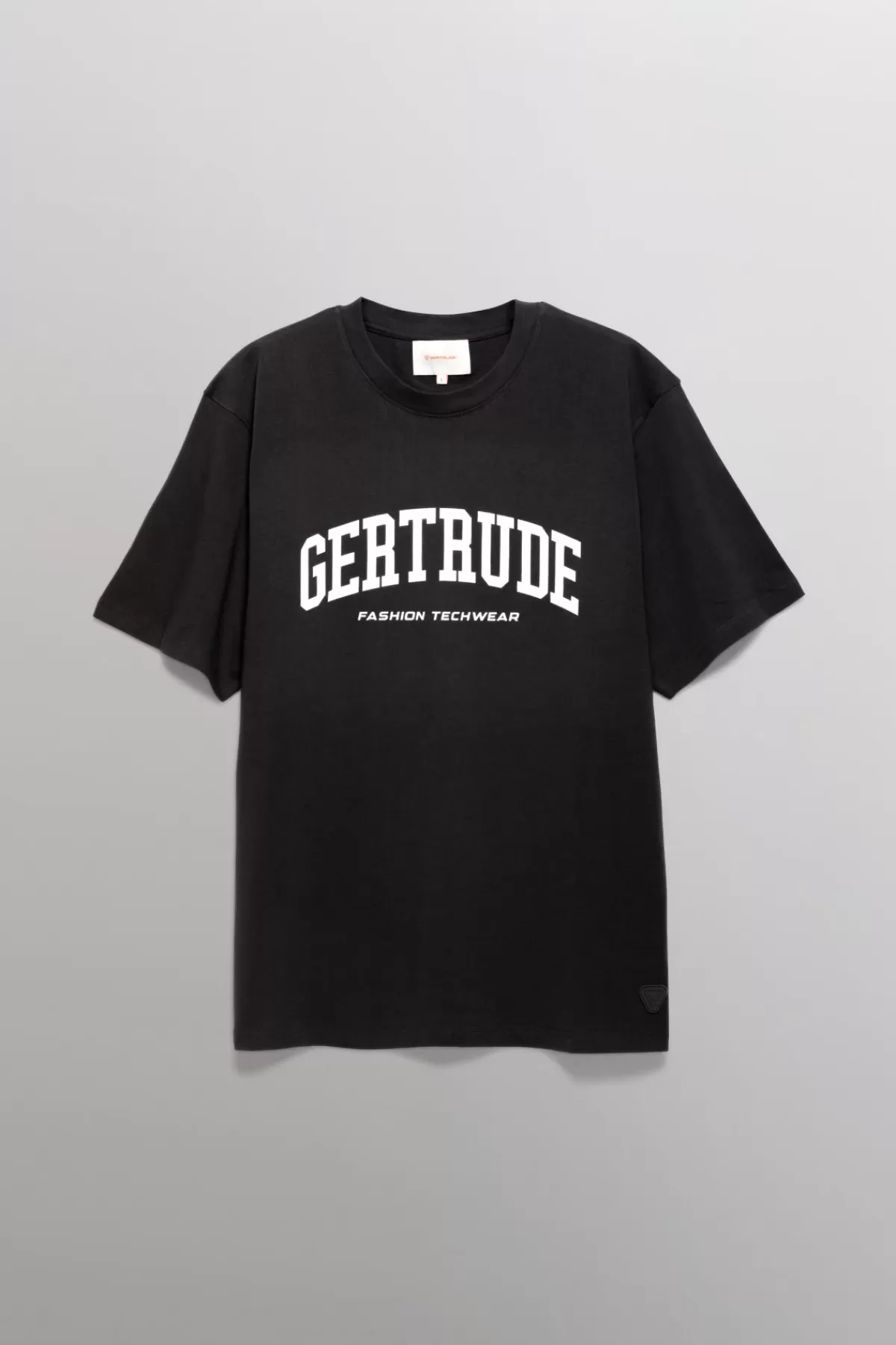 Découvrez le tee-shirt manches courtes style Léopoldine College, disponible en exclusivité chez Gertrude Outlet