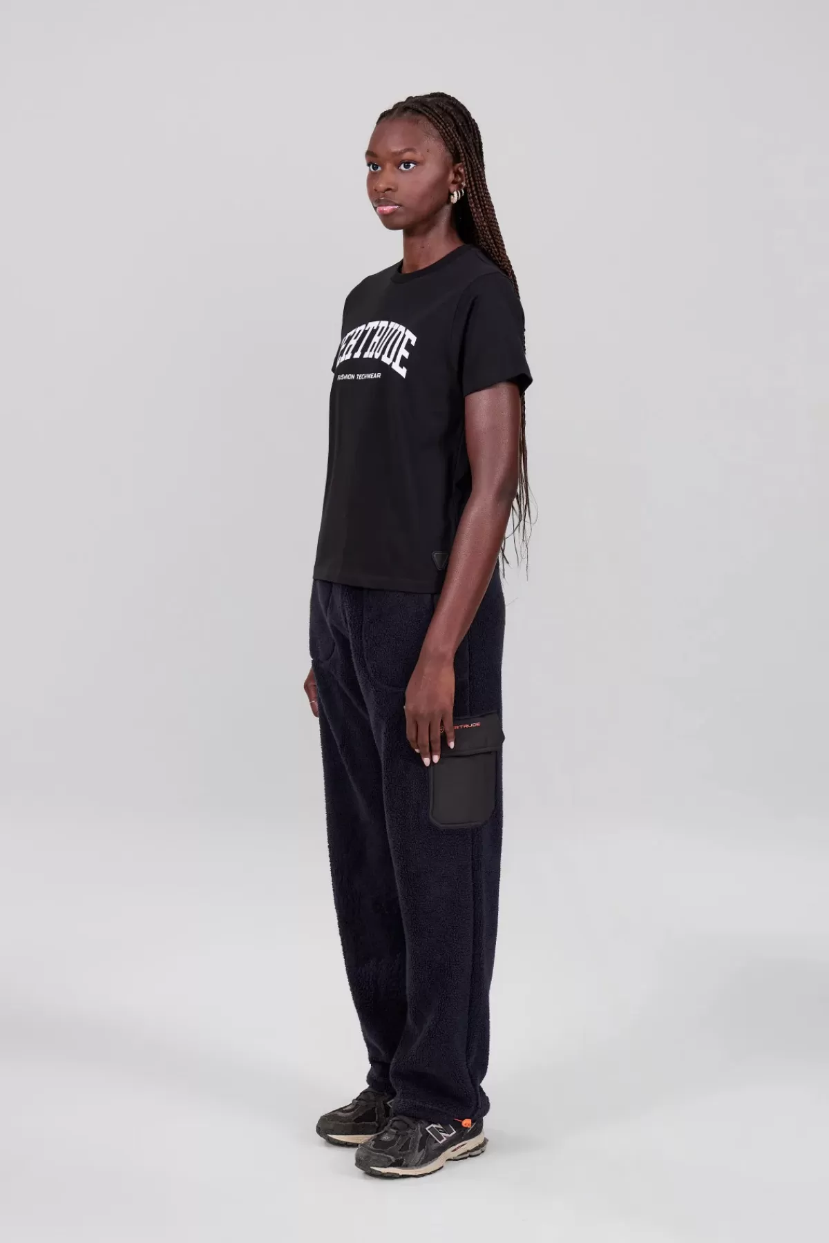 Découvrez le tee-shirt manches courtes style Léopoldine College, disponible en exclusivité chez Gertrude Outlet