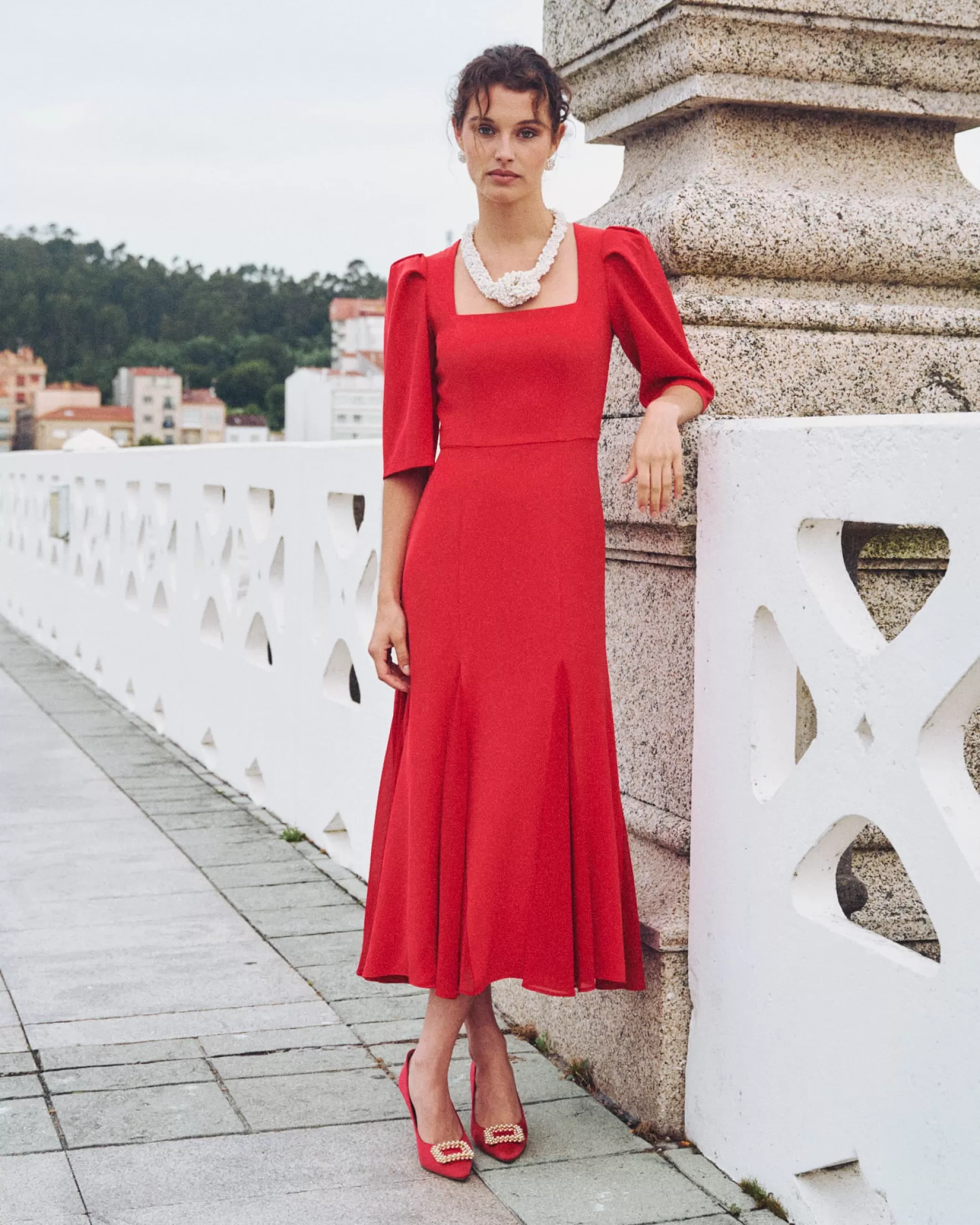 Robe élégante mi-longue Lara rouge - Style moderne et confortable | Promotion exclusive Miphai