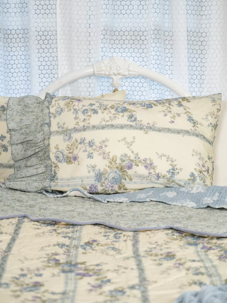 Taie d'oreiller brodée Victoriana - Gris fumé délicat • Collection Automne April Cornell