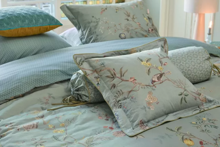 Coussin Décoratif Carré Élégant - Inspiration Automne avec Nuances de Bleu Clair en Promotion
