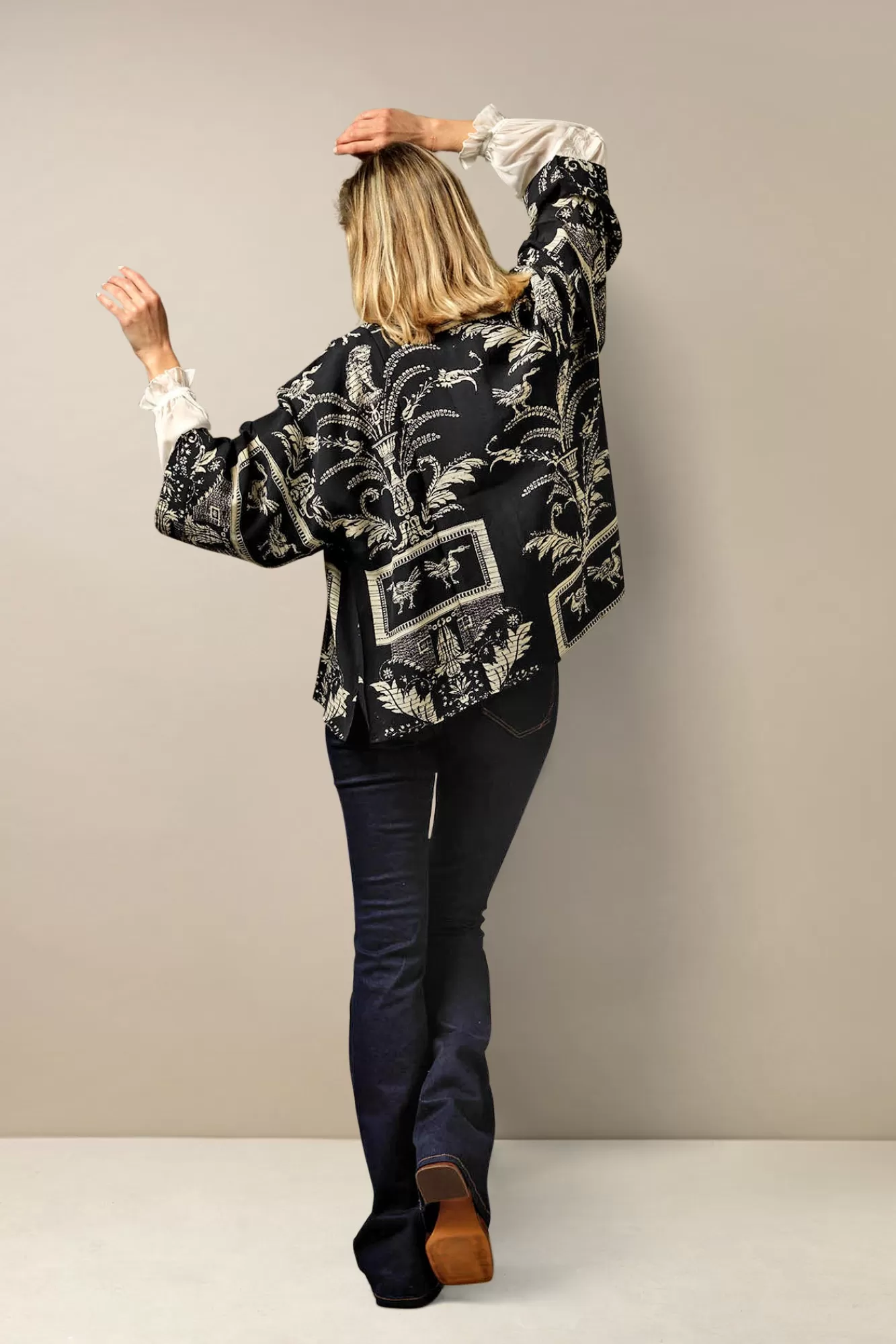 Kimono Courte Élégante pour Femme - Broderie de Cent Étoiles sur Crêpe Noir à Motif Damassé Rétro