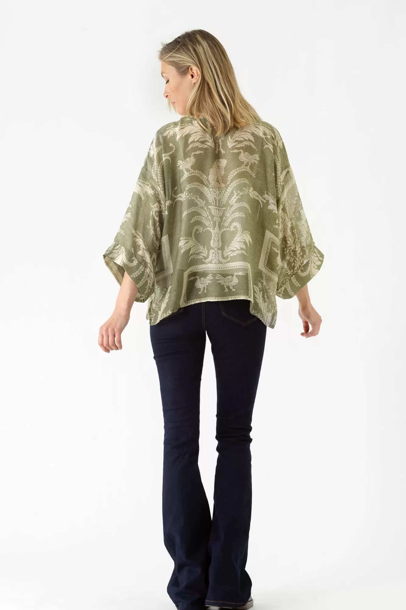 Kimono Courte Femme en Damassé Rétro – Broderie Céleste et Nuances Sauvage