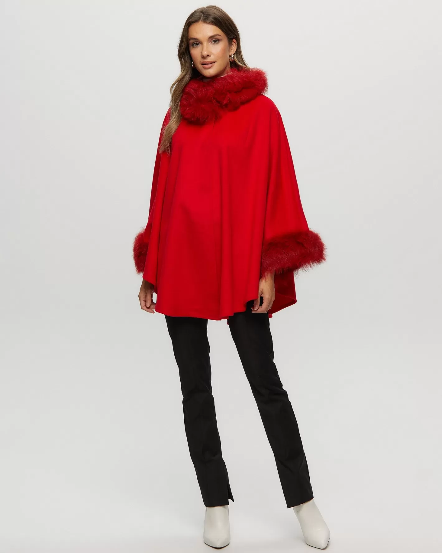 Cape élégante GORSKI Montréal en mélange laine-cachemire avec bordure en agneau shearling Toscana - Pour femme