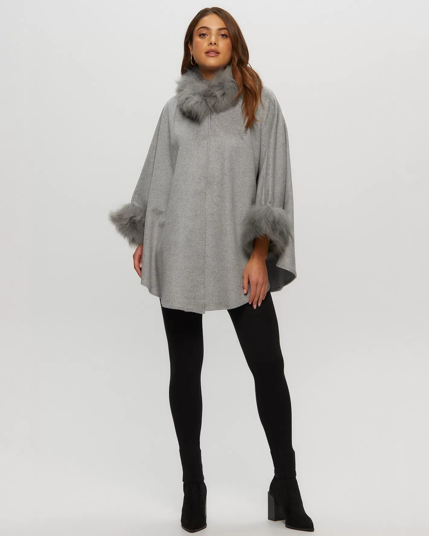 Cape élégante GORSKI Montréal en mélange laine-cachemire avec bordure en agneau shearling Toscana - Pour femme
